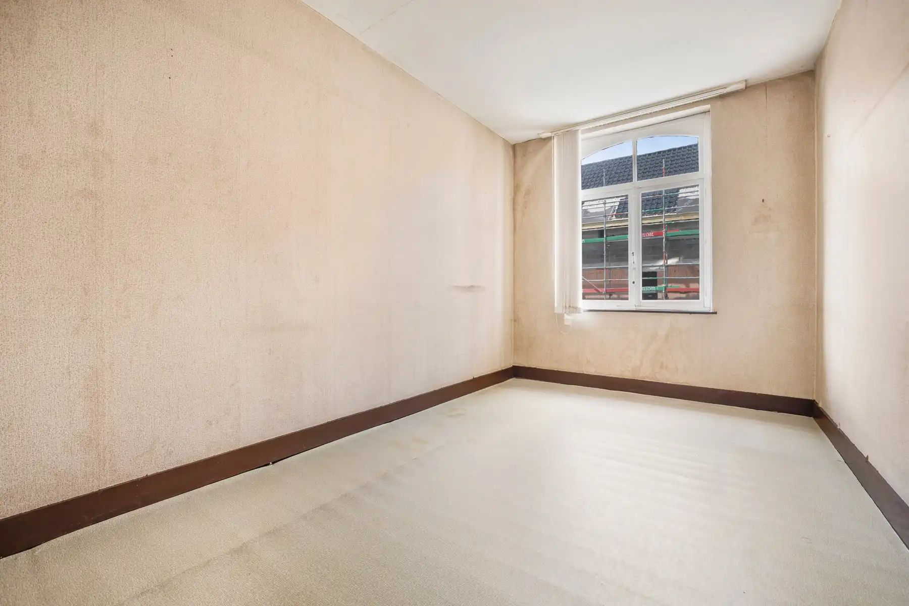 Te renoveren woning met veel mogelijkheden en garage foto 16