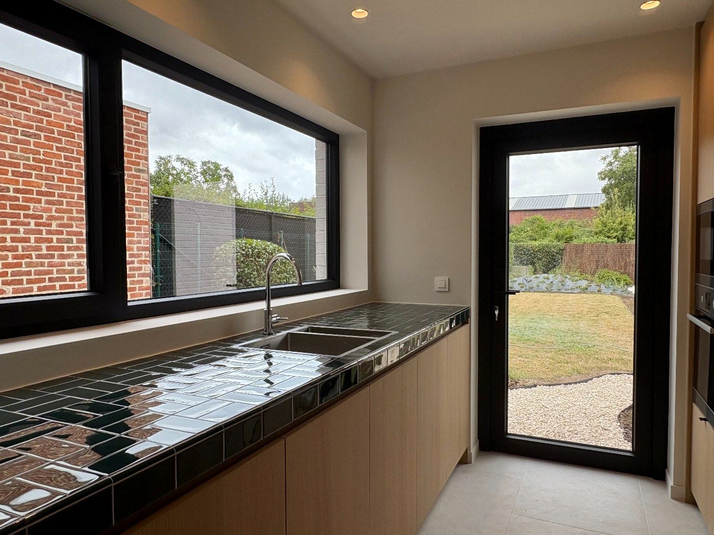 Volledig gerenoveerde woning met hoogwaardige, stijlvolle materialen te koop in Kuurne. foto 3