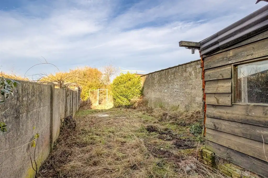 Te renoveren woning met grote tuin foto 6