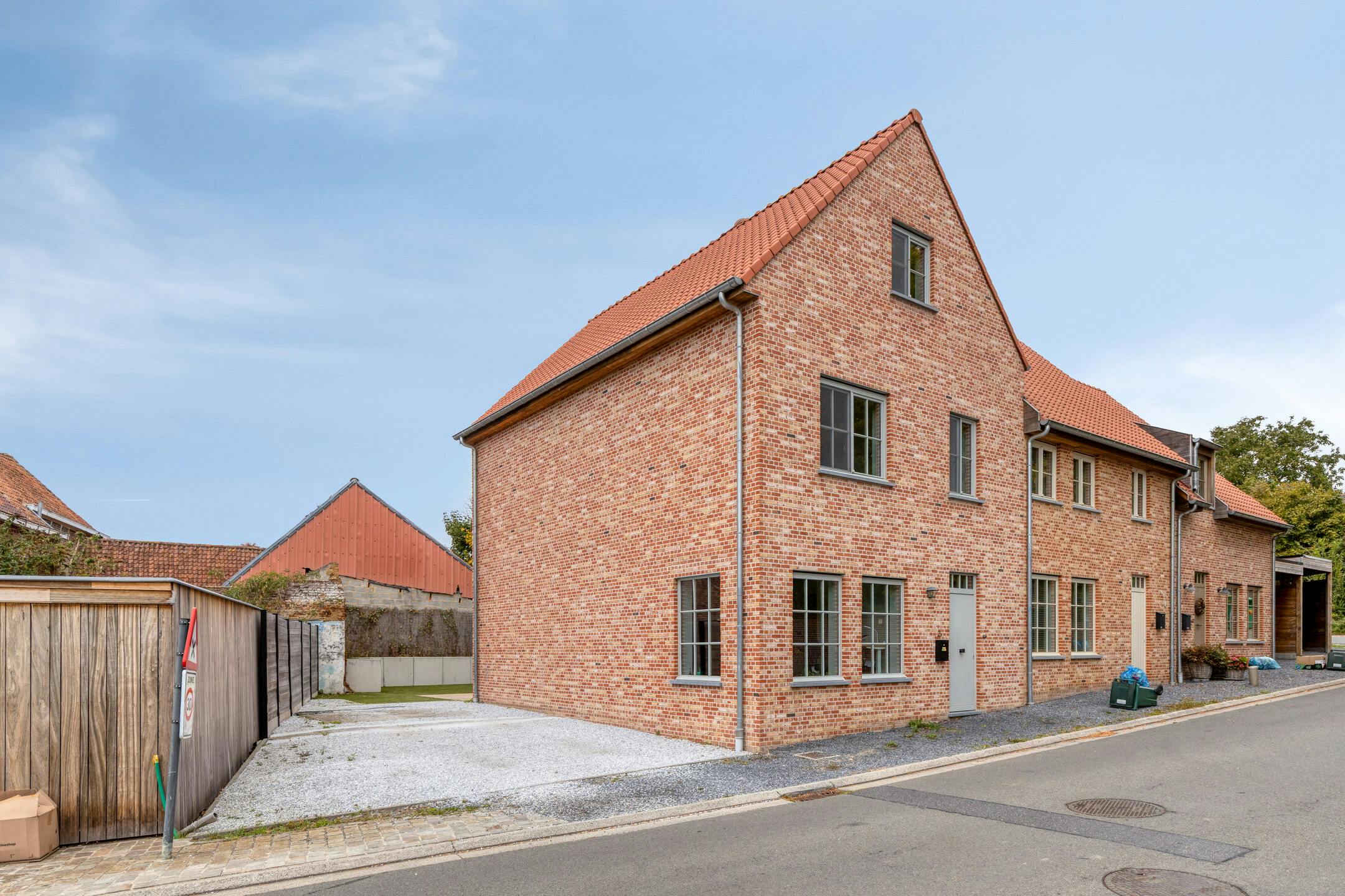 Recente halfopen woning te koop in Rozebeke (Zwalm) foto {{pictureIndex}}