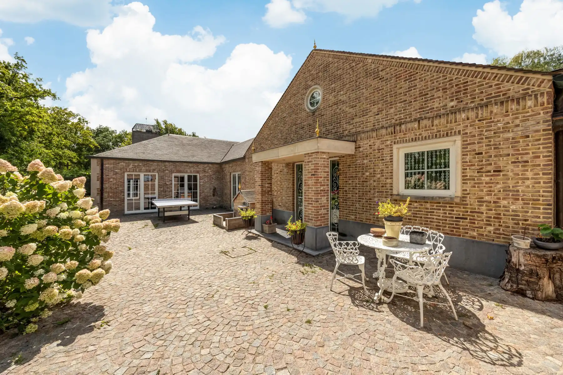 Exclusieve laagbouwvilla met binnen-en buitenzwembad foto 4