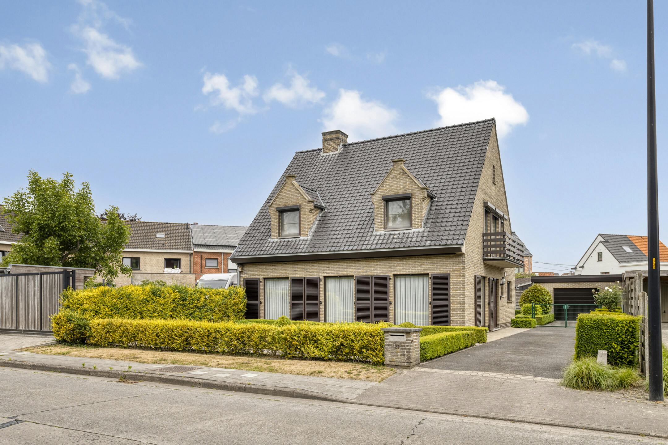 Huis met 4 slaapkamers, tuin en ruime garage in Maldegem foto 2