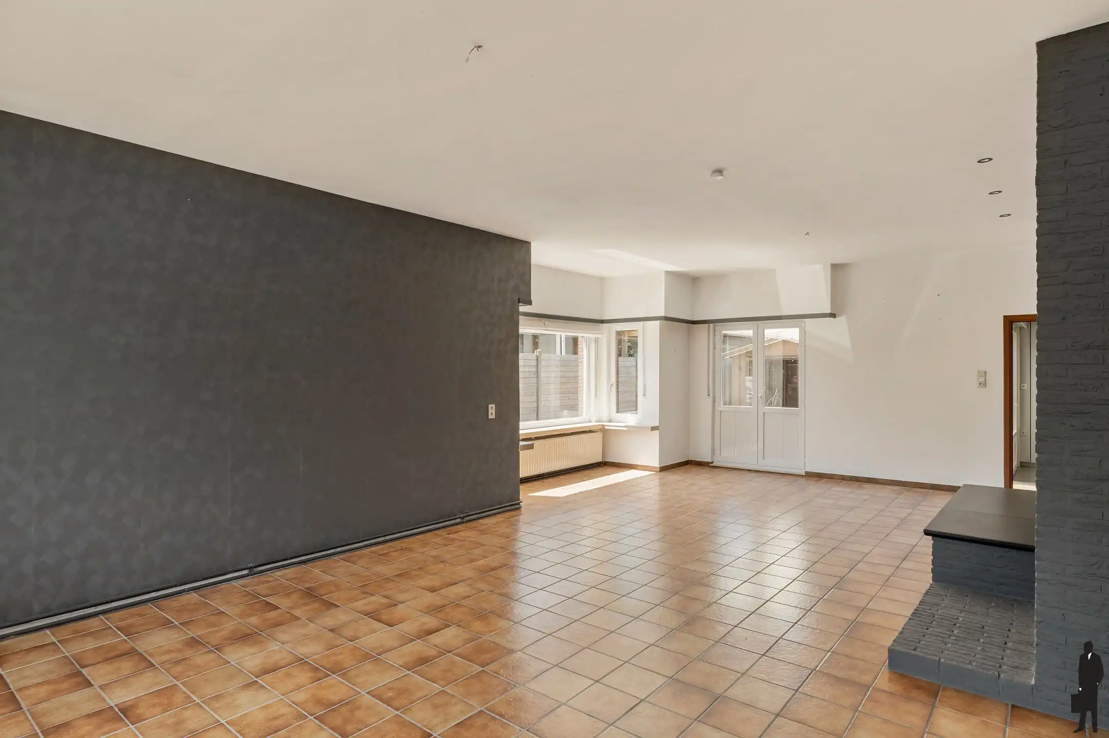 Rustig gelegen ruime gezinswoning met maar liefst 7 slaapkamers, meerdere garages en tal van praktische troeven. foto 4