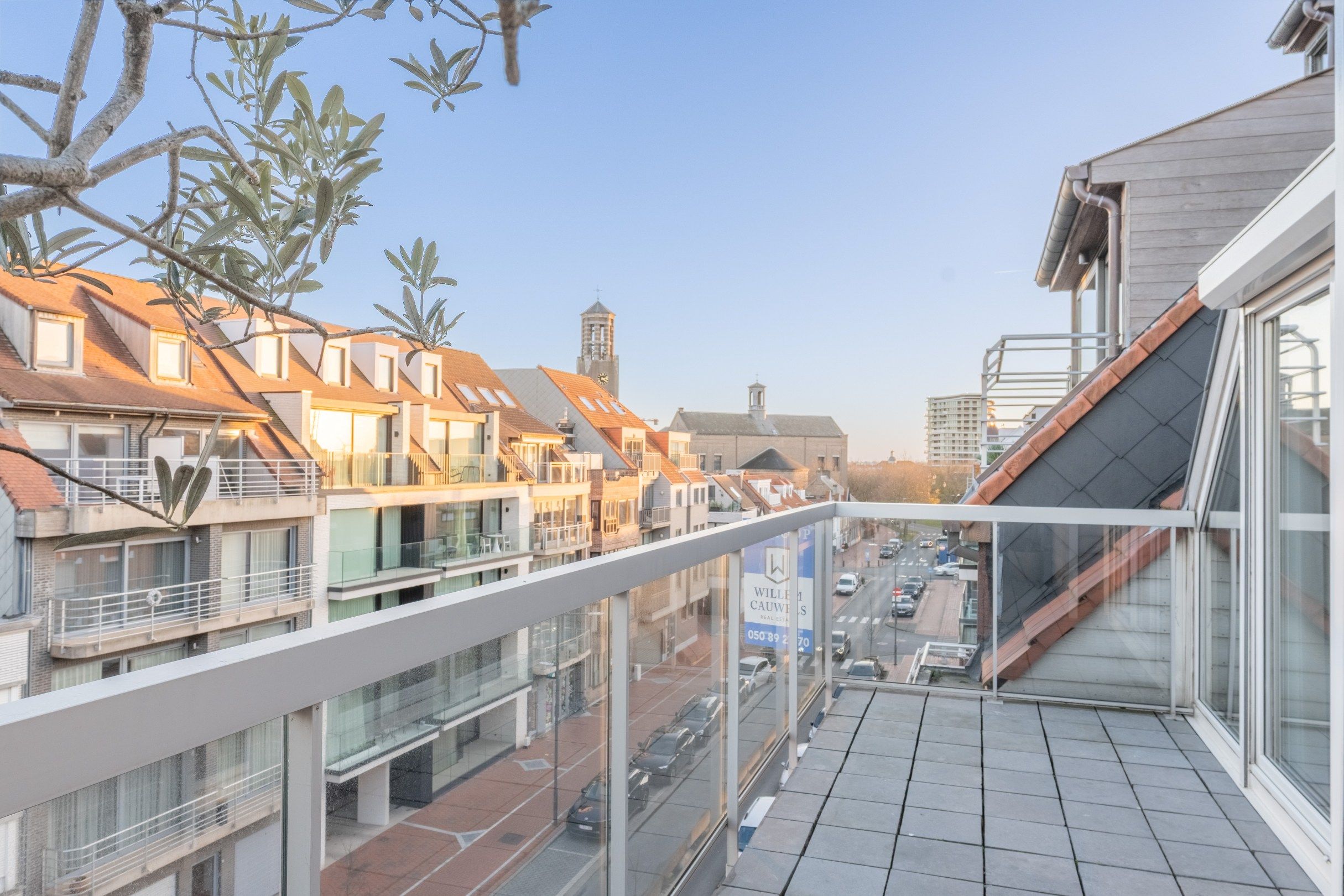 Ruim duplex appartement met zonnige terrassen in hartje Knokke foto {{pictureIndex}}