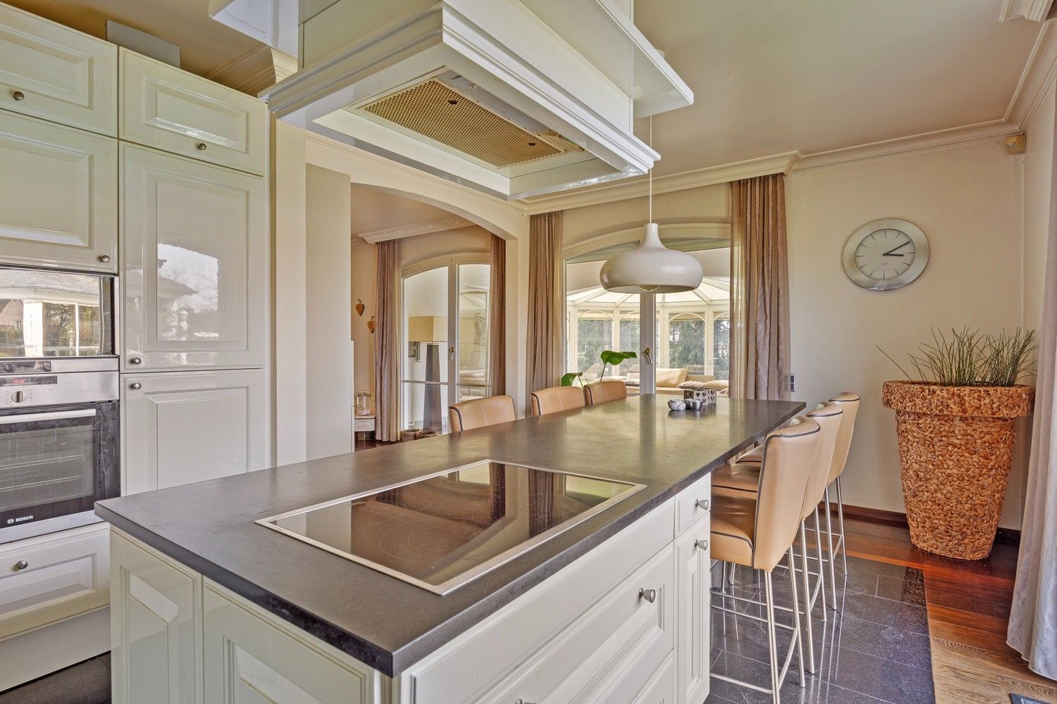 Luxueuze gelijkvloerse villa met zwembad en poolhouse op een riant perceel van 3.234 m² foto 14