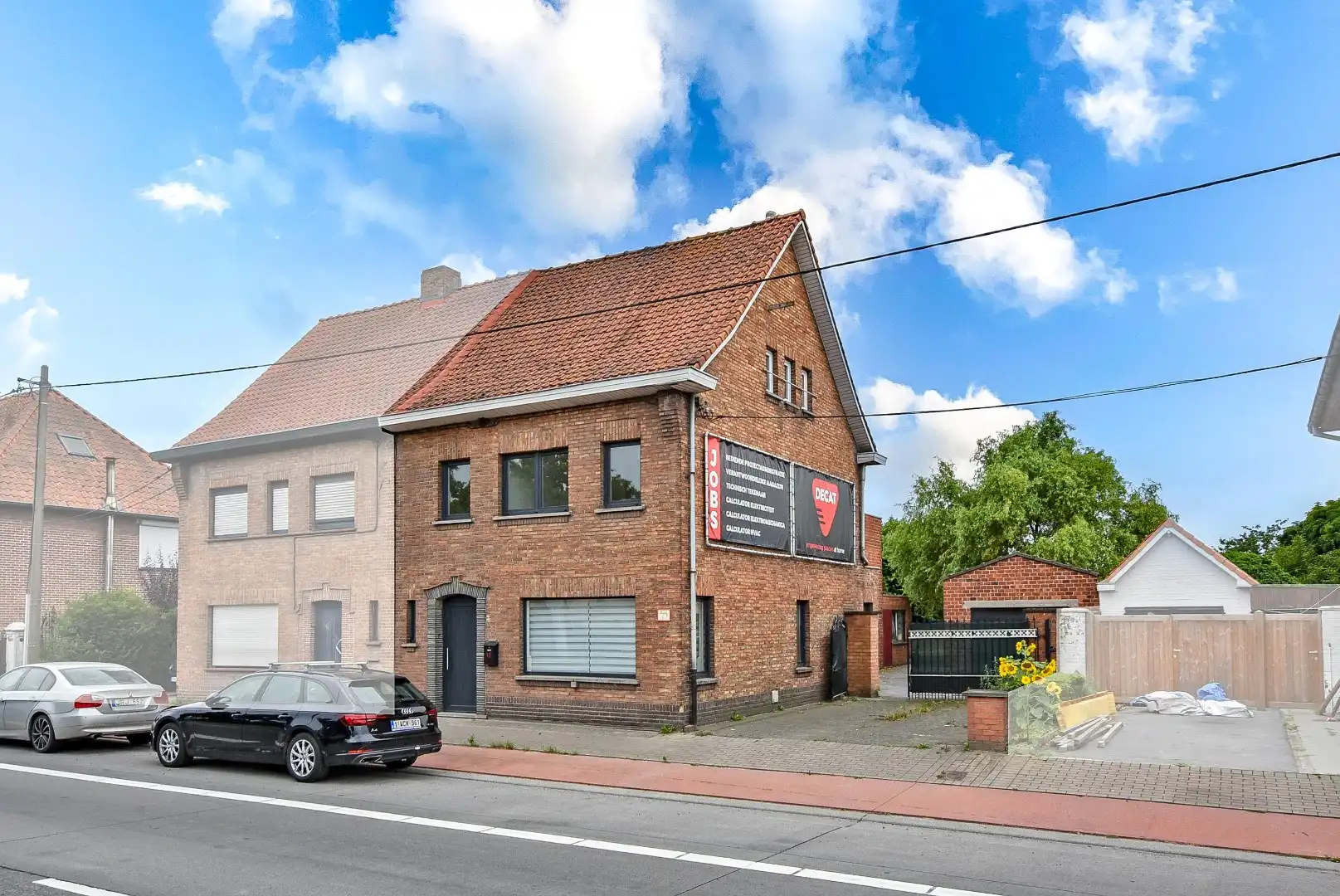 Halfopen bebouwing met mogelijkheid tot 7 slaapkamers, 2 badkamers en grote tuin in Aalter foto {{pictureIndex}}