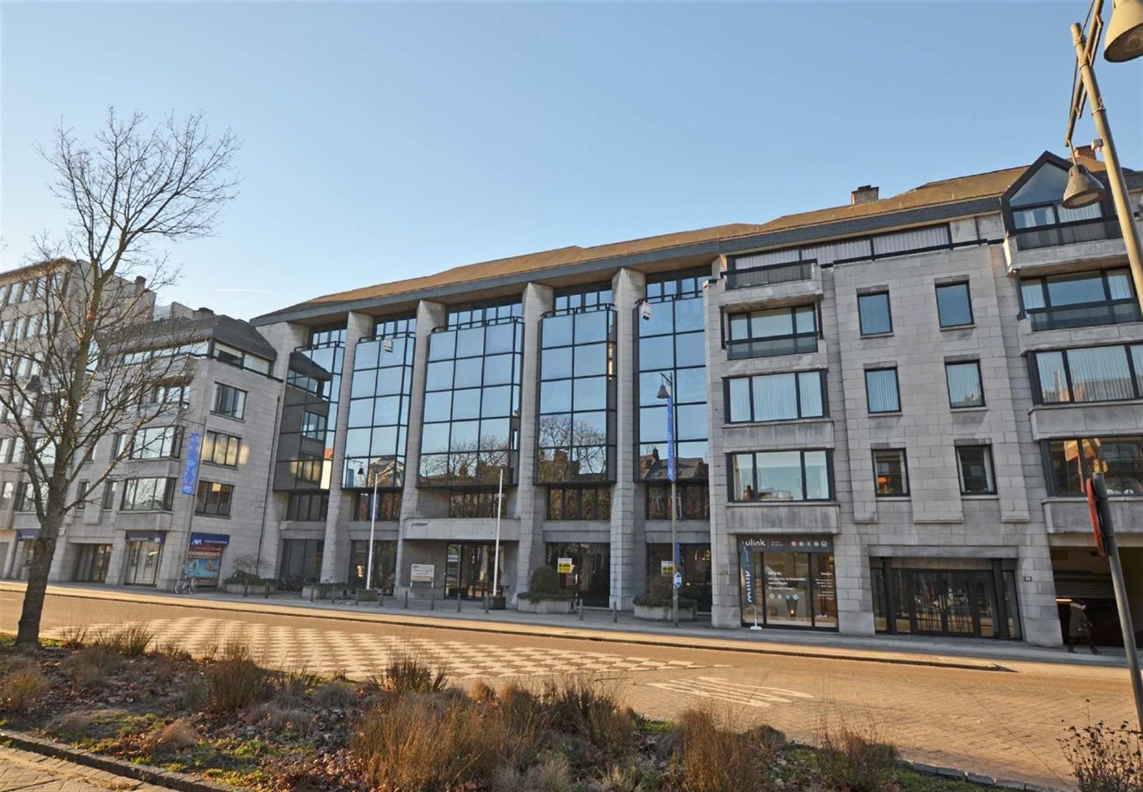 Kantoorruimte van 500m² op de kleine ring rond Hasselt foto {{pictureIndex}}