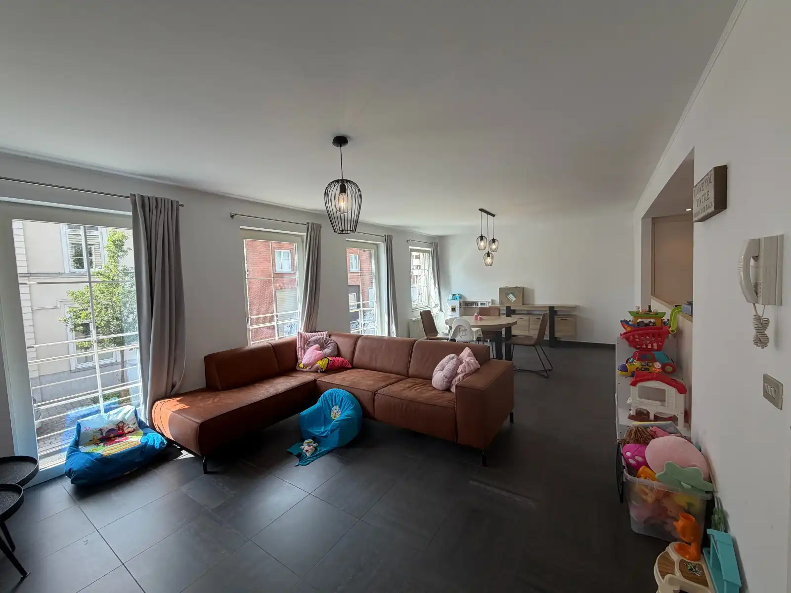 Lichtrijk appartement met 2 slaapkamers en terras – 1ste verdieping | EPC A foto 3