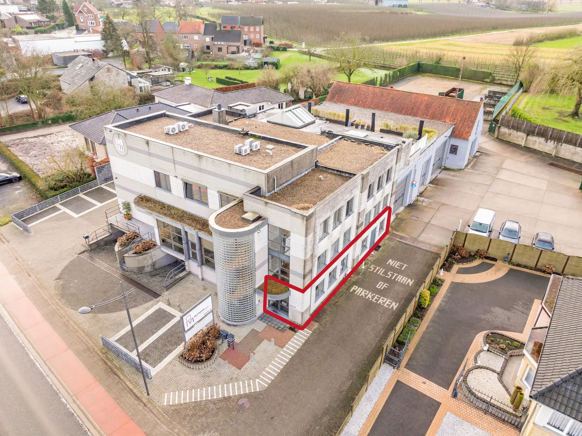 WERKPLAATS MET LOODS EN KANTOOR TE BILZEN. foto 19