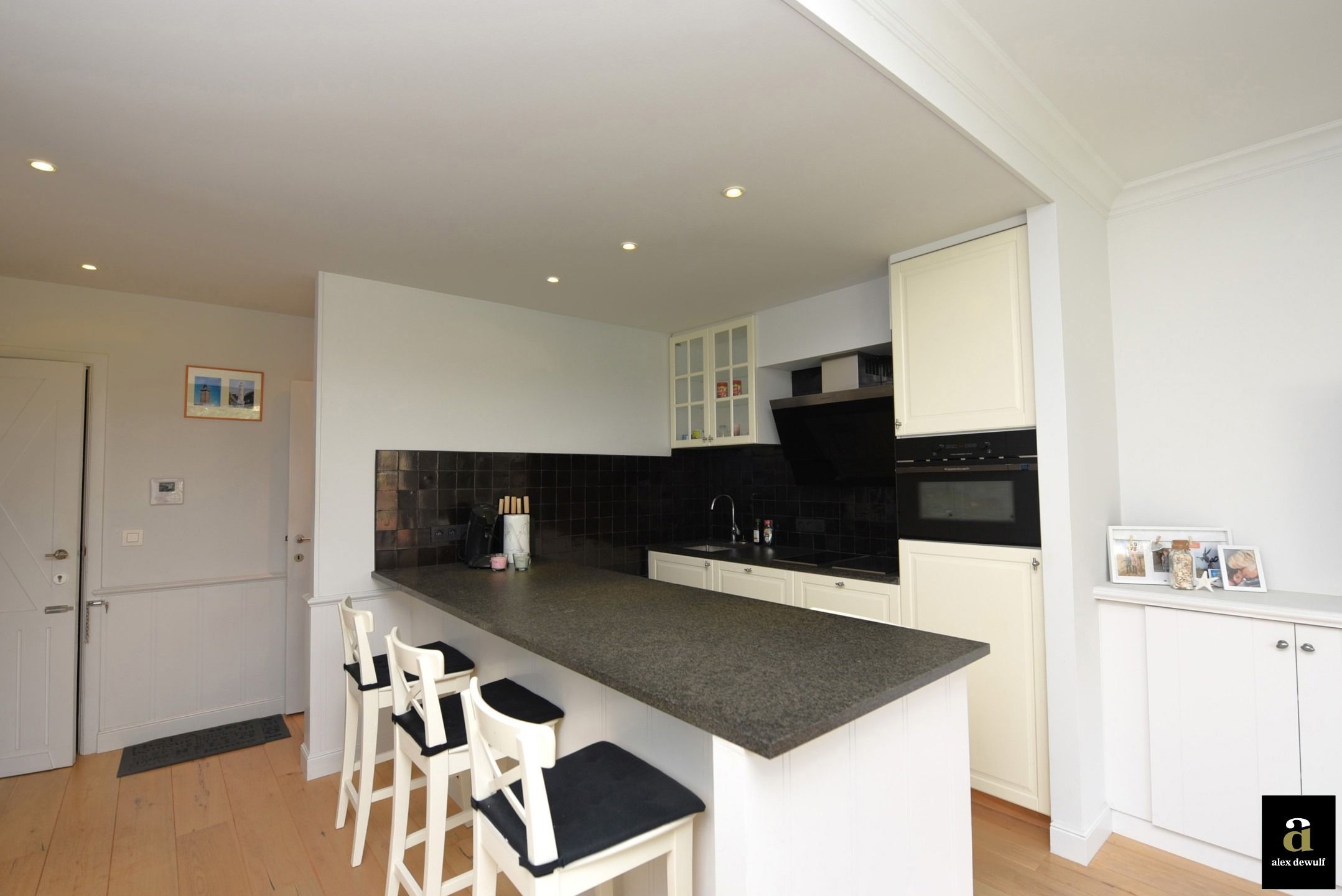 Moderne gemeubelde studio met terras vlakbij het strand foto 4