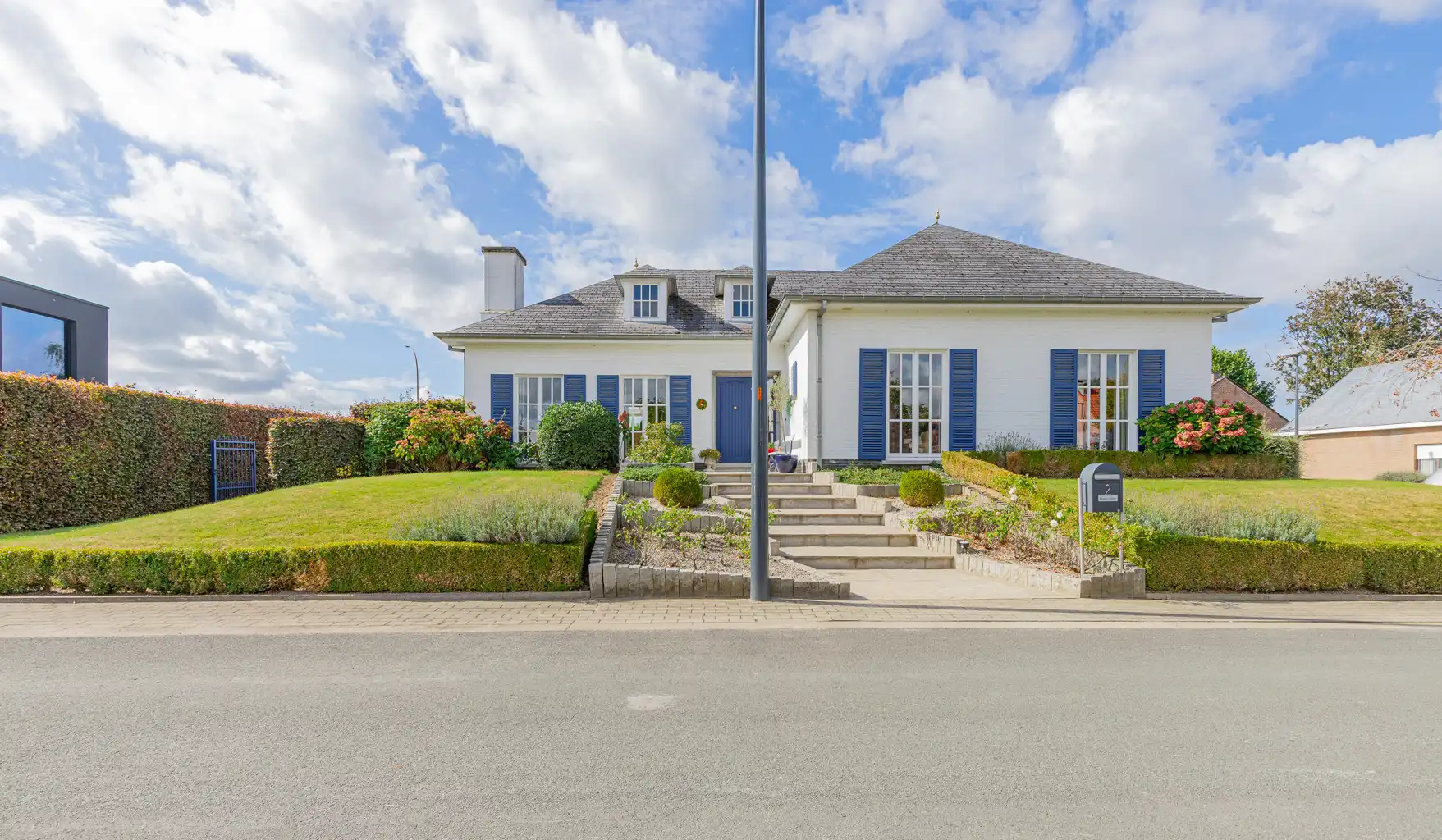 Hoofdfoto van de publicatie: Open bebouwing met 4 slpks en veel opbergruimte!