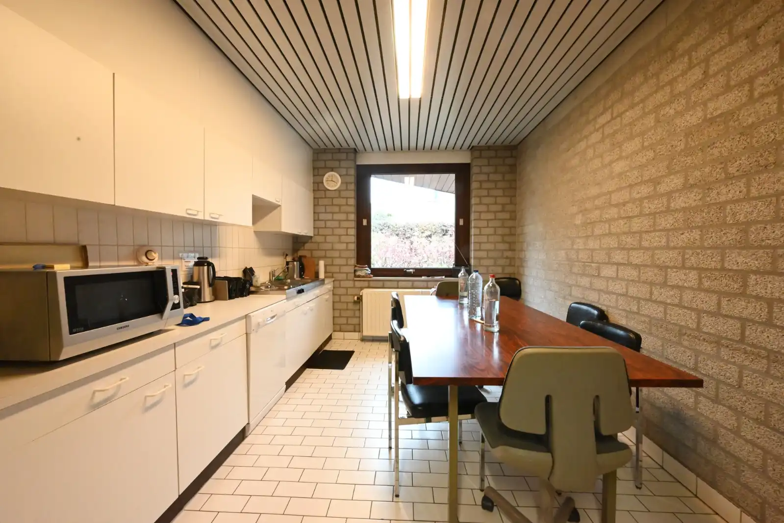 Praktijk-/ kantoorruimte op een commerciële locatie! foto 8