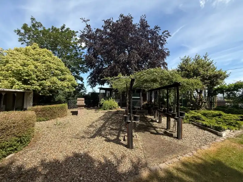Ruime bungalow met grote tuin en loods te huur foto 4
