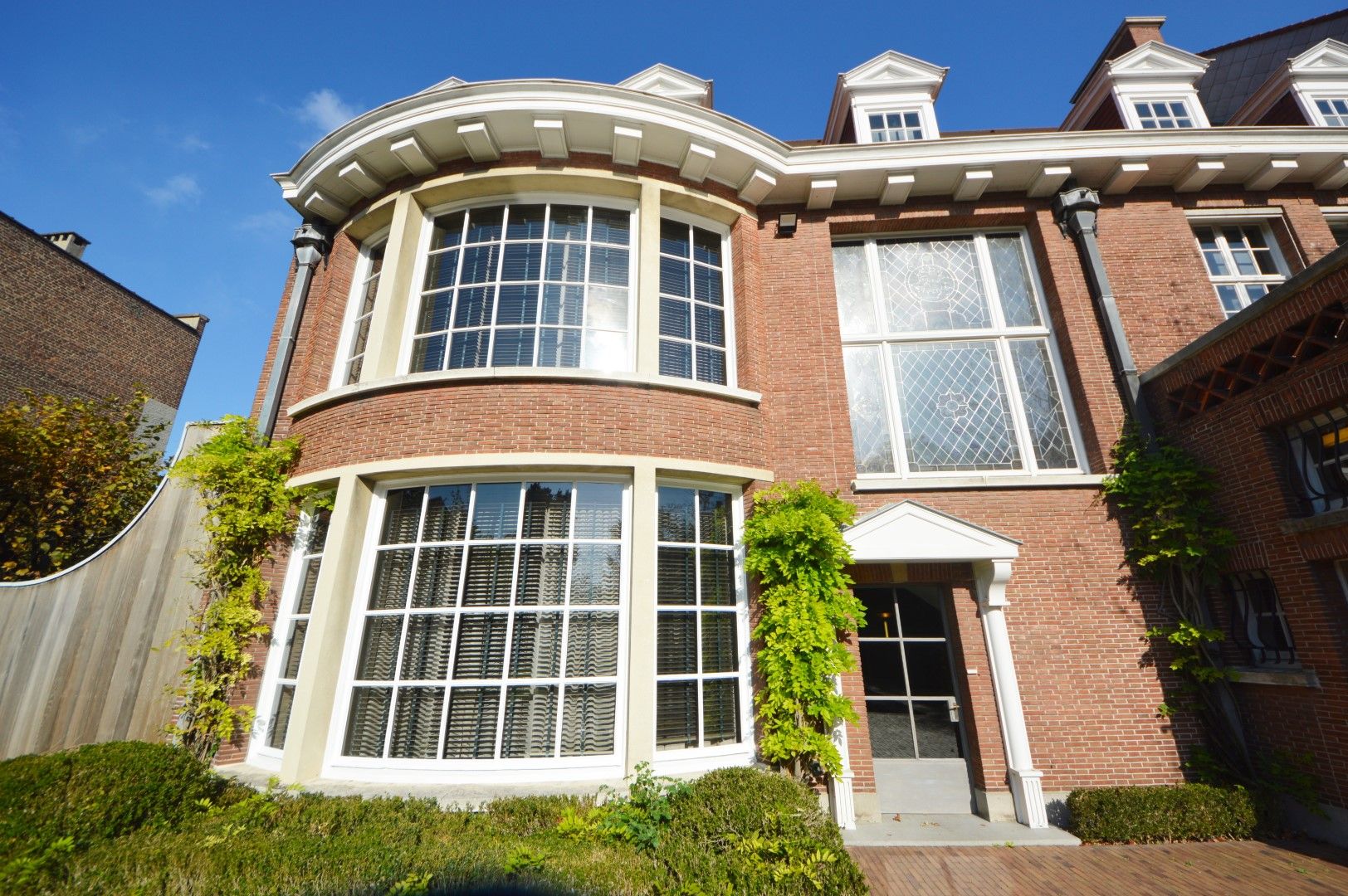 IMPOSANT KANTOORGEBOUW MET PARKING AAN DE RAND VAN DE STAD foto 5