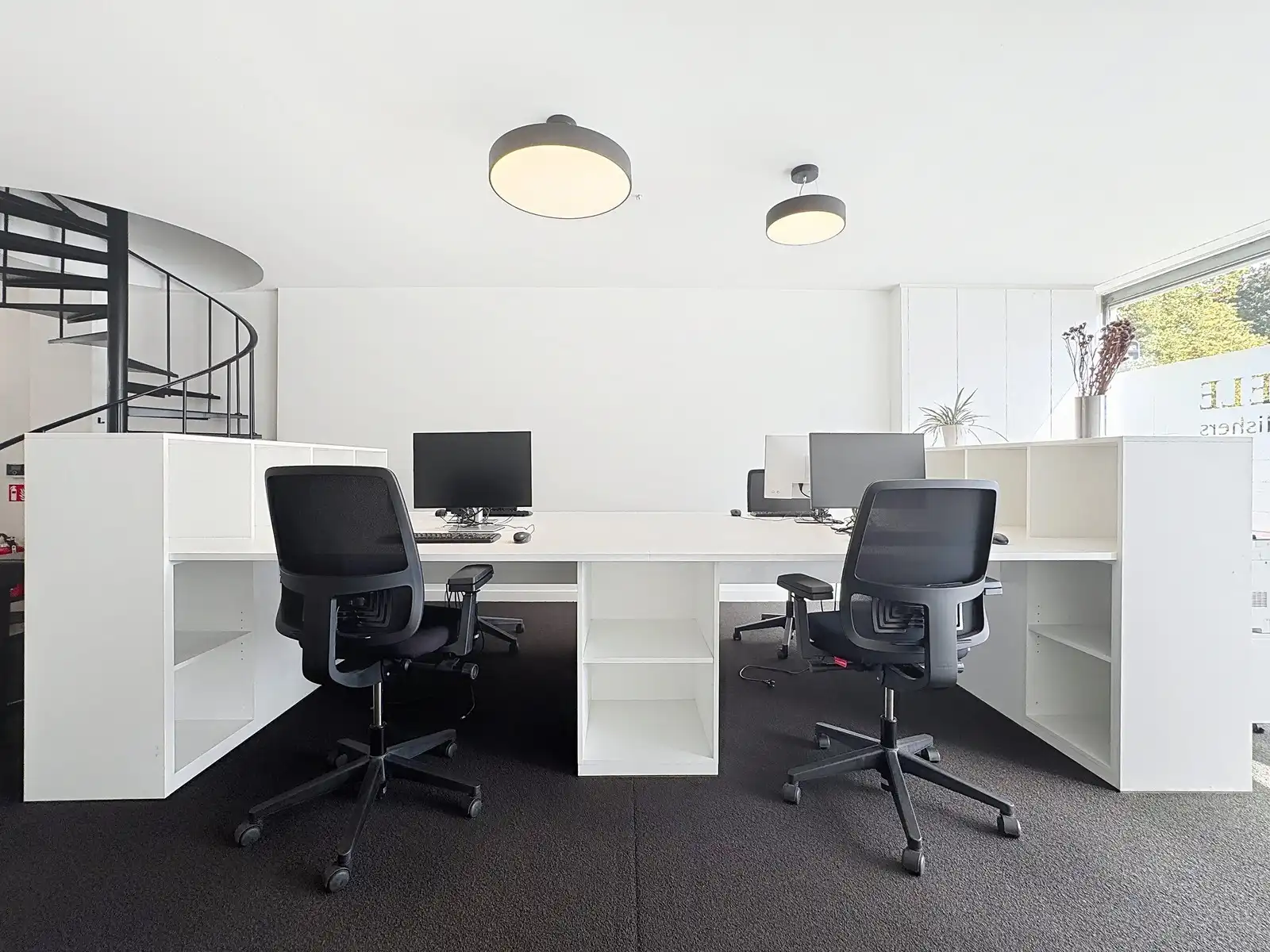 TOPLOCATIE: Lichtrijk en instapklare KANTOORGEBOUW (13 werkplaatsen) met ruime (198 P) parkeergelegenheid voor de deur! Vlakbij het station van Brugge. foto 2