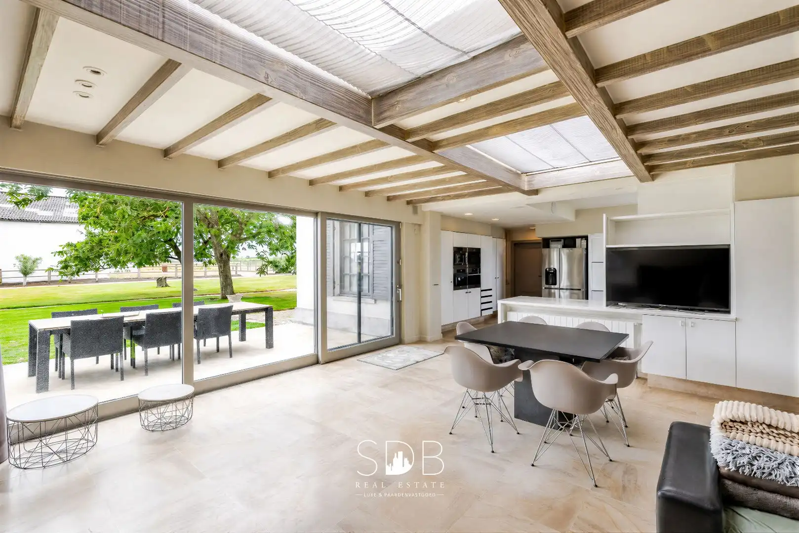 Landelijke villa met bijgebouwen en graslanden op 23.740m² foto 10