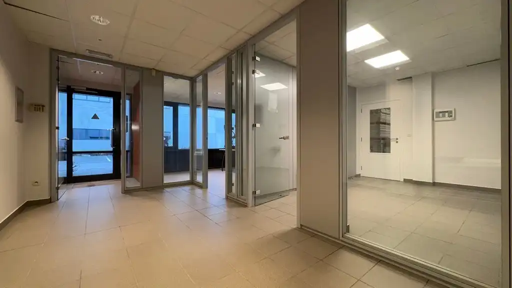 Kantoor met klein magazijn te huur aan The Loop in Gent foto 2