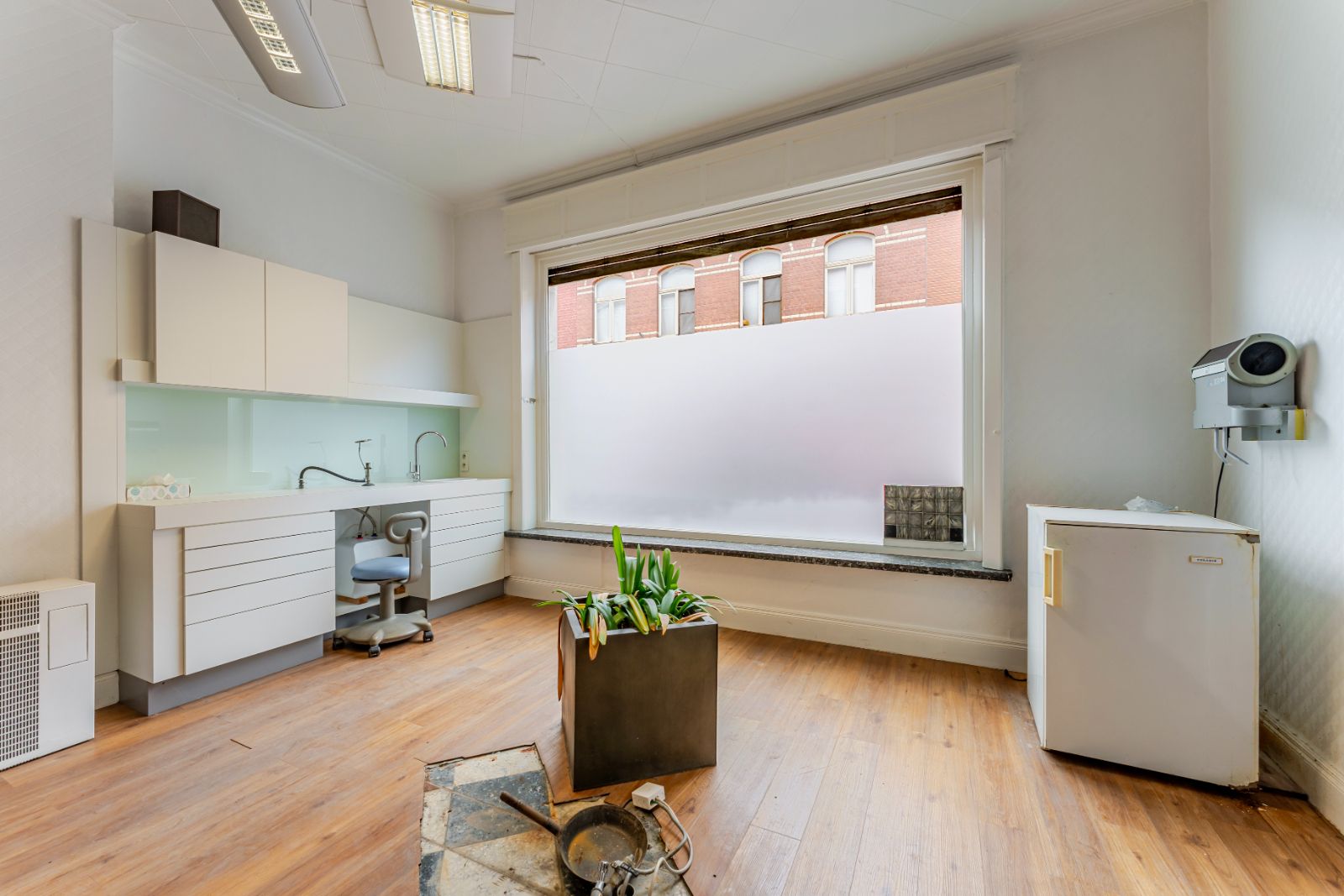 Statige woning met voormalige tandartspraktijk – centrum Ardooie! foto 5