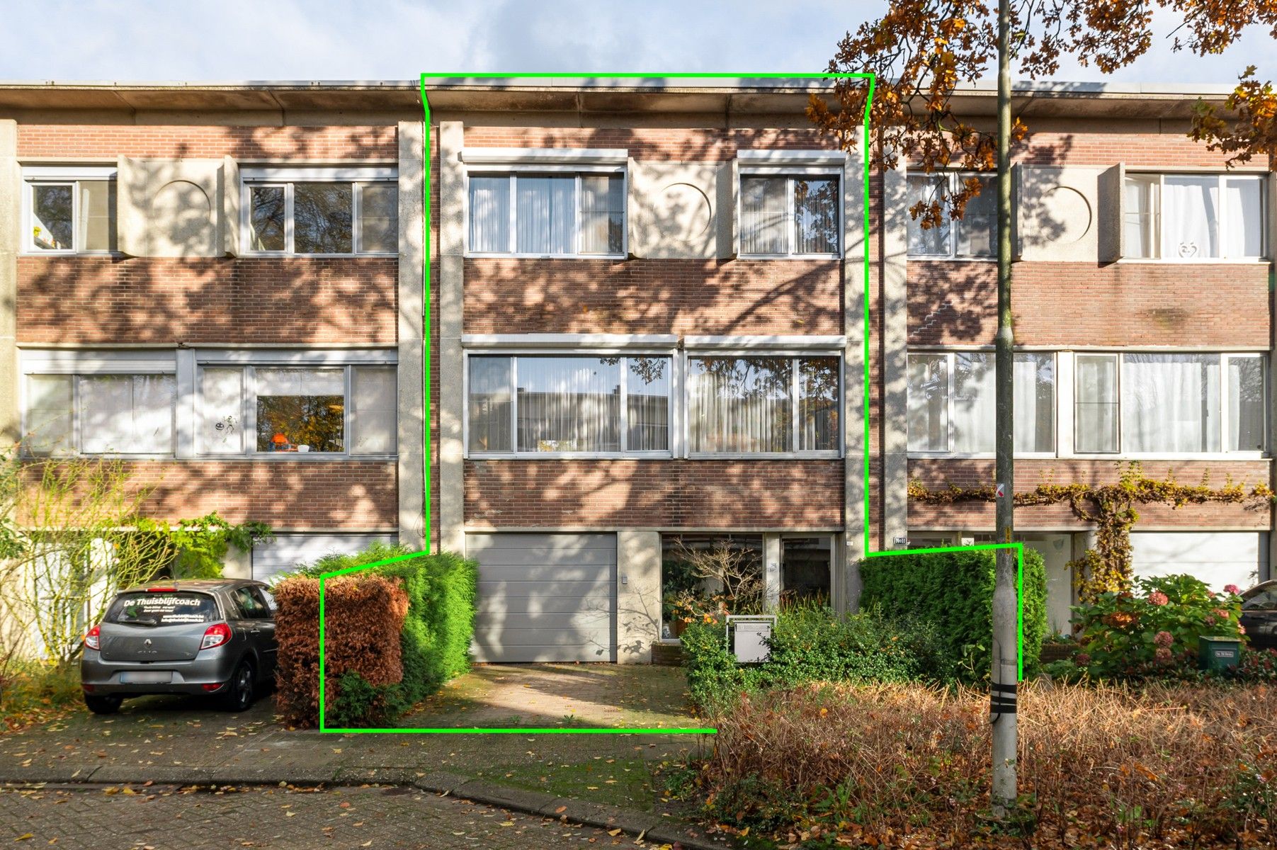 Ruime gezinswoning met 4 slaapkamers, terras en gezellige tuin in een rustige buurt foto {{pictureIndex}}