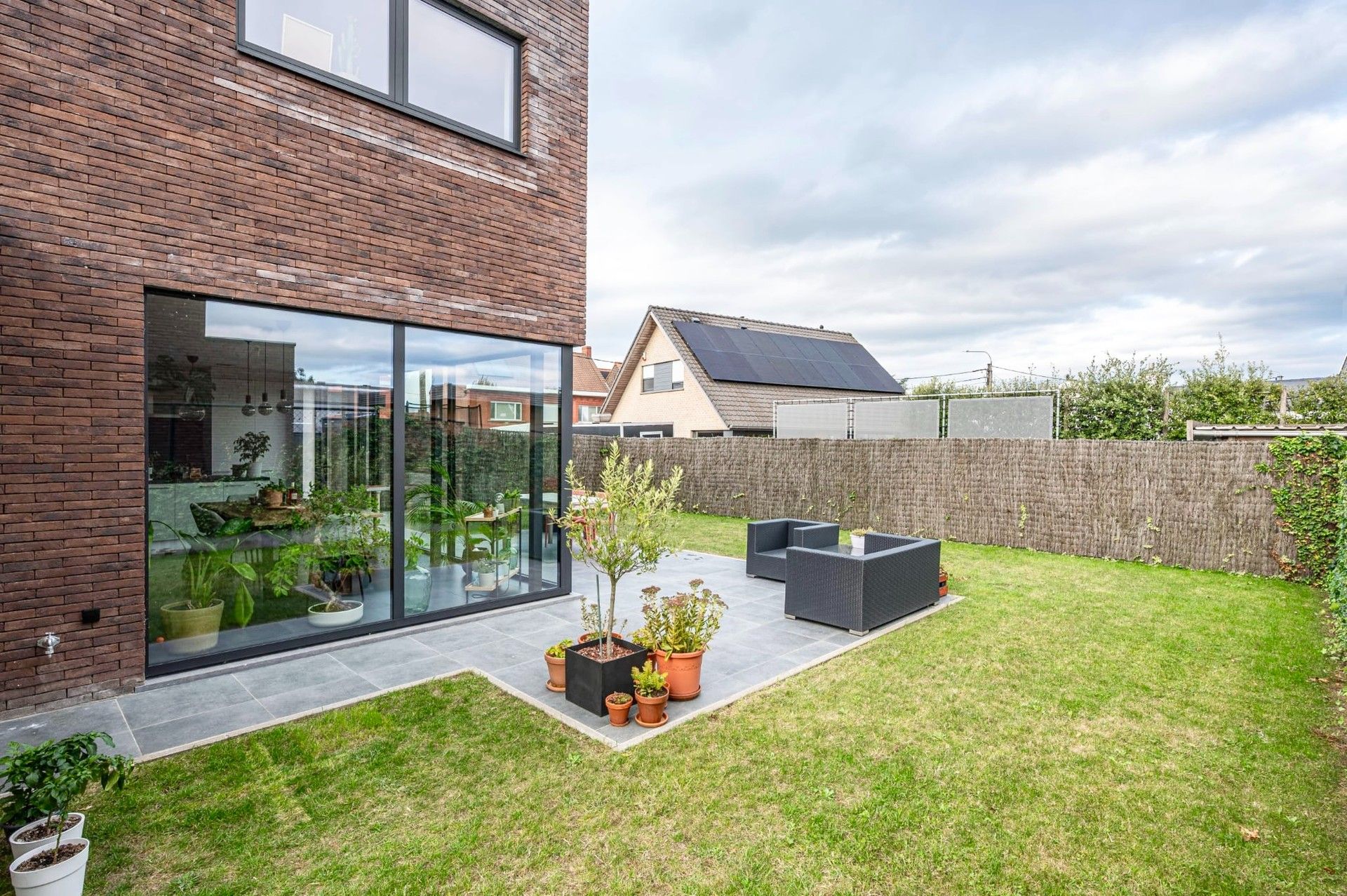 HALFOPEN BEN-WONING OP 323 M² foto 6