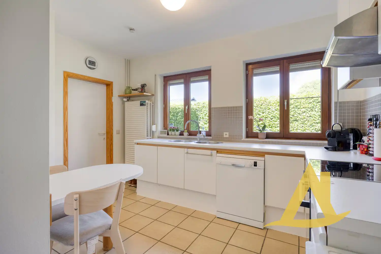 RUSTIG GELEGEN, INSTAPKLARE WONING MET TUIN RONDOM EN RUIME OPRIT foto 13