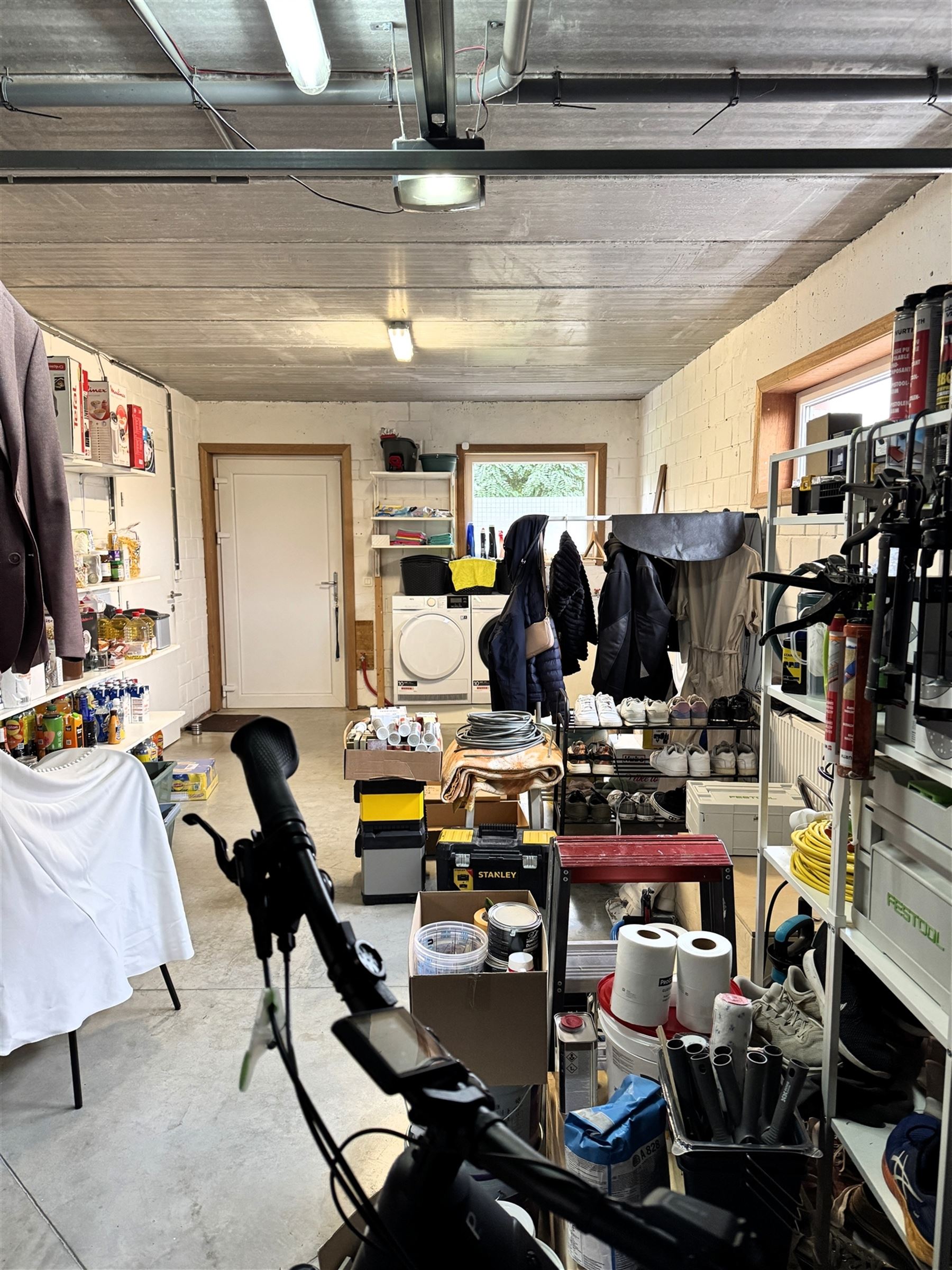 Instapklare gezinswoning met twee garages en grote tuin in Vichte foto 13