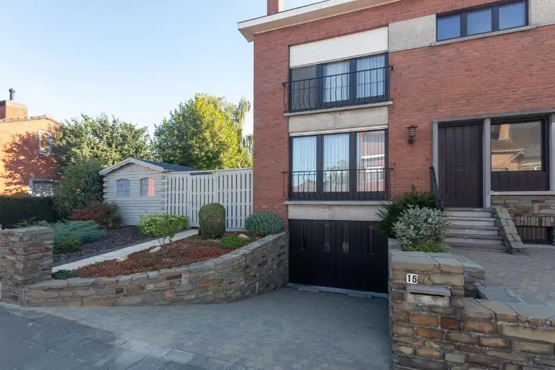 Hoofdfoto van de publicatie: Verzorgde halfopen woning met 3 slaapkamers, tuin en ruime garage op een totale grondoppervlakte van 393m².