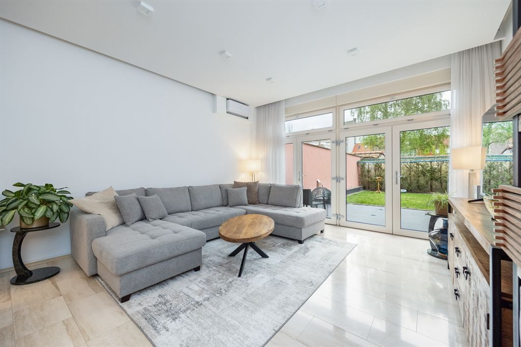 Energiezuinig gerenoveerde woning met garage foto 4