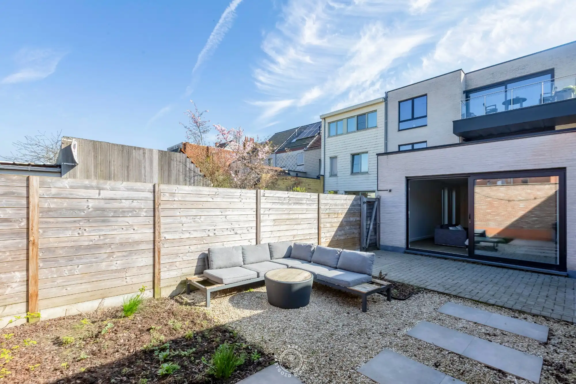 Zeer interessant en recent appartement met tuintje foto 2