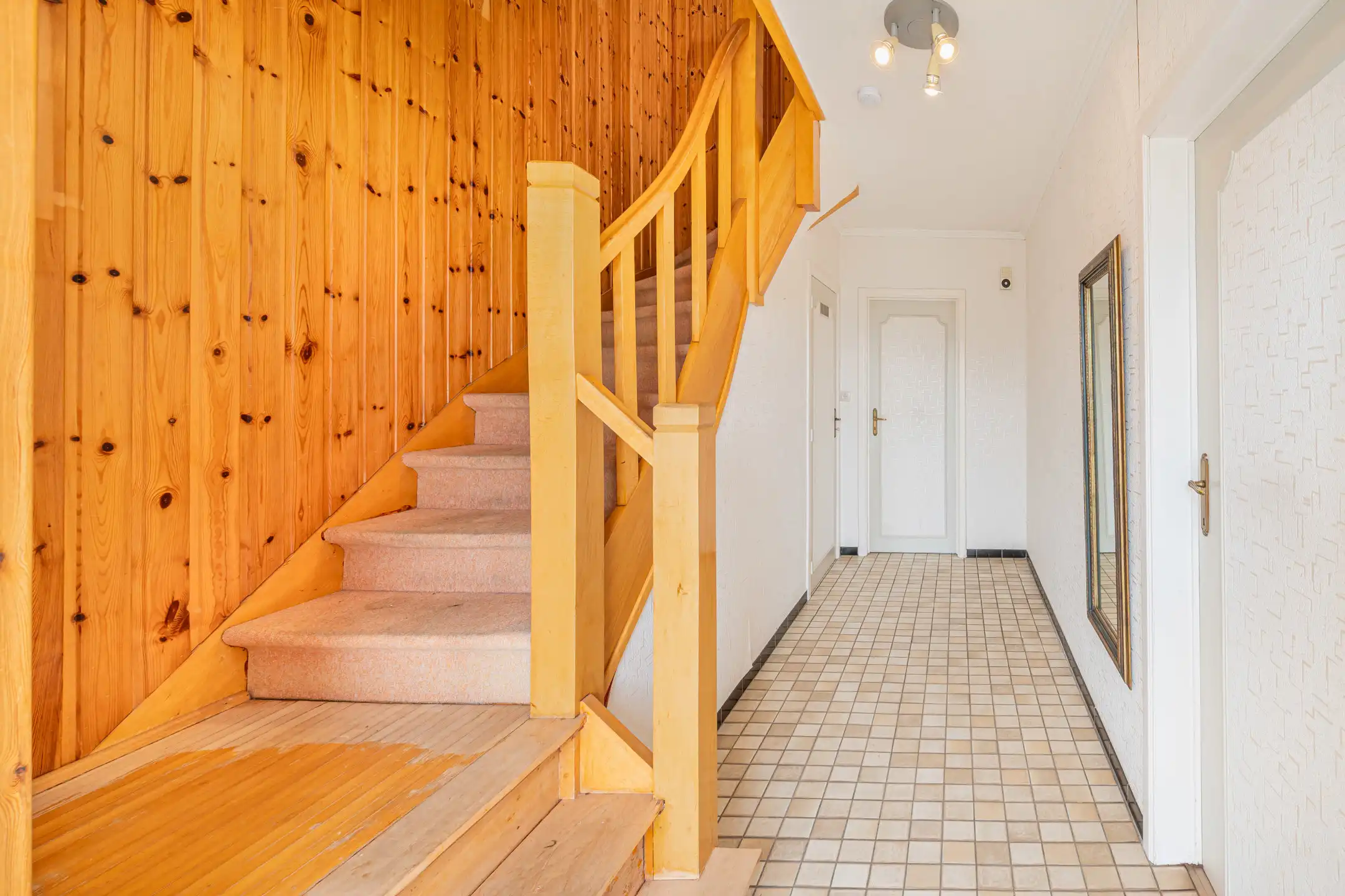 Te moderniseren HOB met garage en tuin foto 12