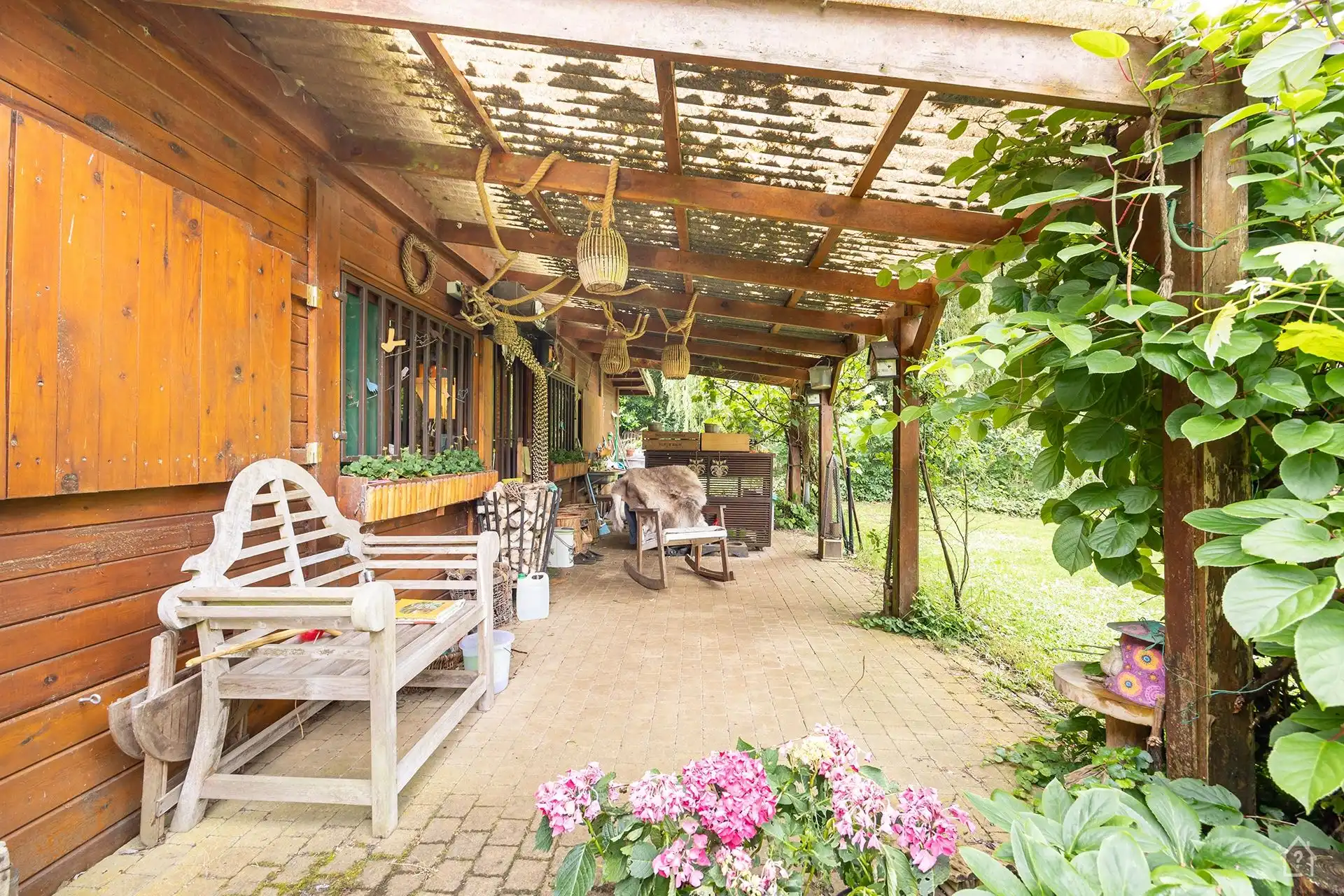 Vakantiechalet op prive perceel met idylische eigen vijver foto 8