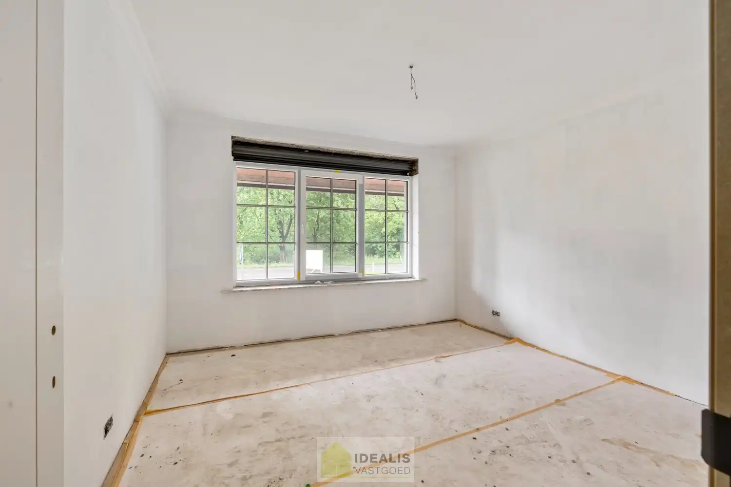 KNAPPE GROTENDEELS GERENOVEERDE EENGEZINSWONING MET EEN HEERLIJK LICHTRIJKE WOONKAMER MET OPEN KEUKEN, AANSLUITEND VERANDA MET ZICHT OP DE ZEER RUIME TUIN (+-2700M²!), 3 SLAAPKAMERS, RUIMTELIJKE BADKAMER VOORZIEN VAN BAD EN INLOOPDOUCHE EN DE WONING IS VOLLEDIG ONDERKELDERD! EEN HEERLIJK RUIME BUNGALOW DIE NOG VOLLEDIG NAAR EIGEN SMAAK AFGEWERKT KAN WORDEN! Een aangename woning met een bewoonbare oppervlakte van +- 185m² op een perceel van +- 26are98ca (2698m²) op een rustige locatie! Tevens is de woning centraal gelegen t.o.v. het centrum van Peer, Meeuwen (Oudsbergen) en Houthalen-Helchteren en kan men vlot gebruik maken van de Noord-Zuidverbinding (A24). foto 22