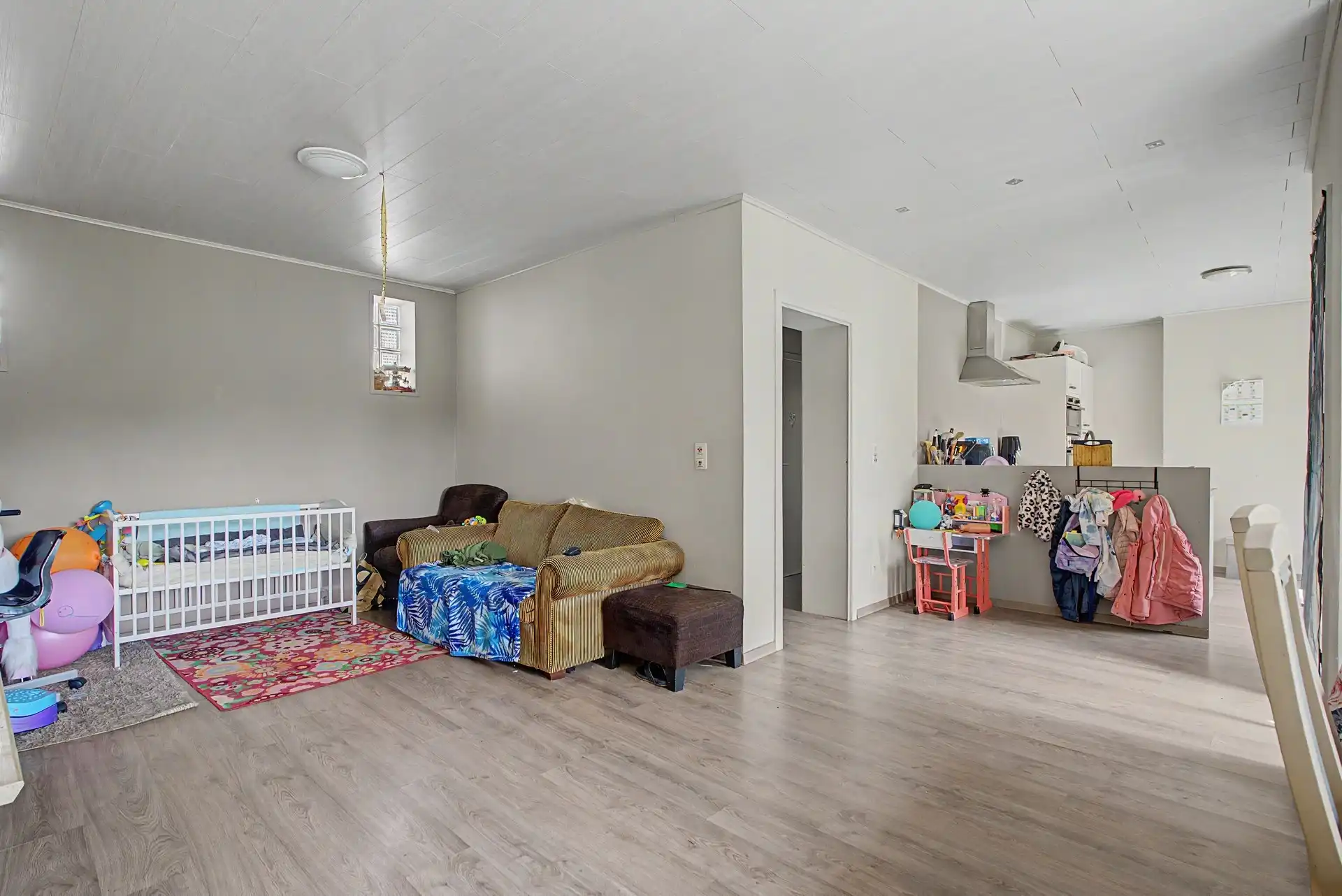 Heel ruime woning, met open zicht en grote garage/magazijn (82m²) op een perceel van 760m², te Grembergen foto 6