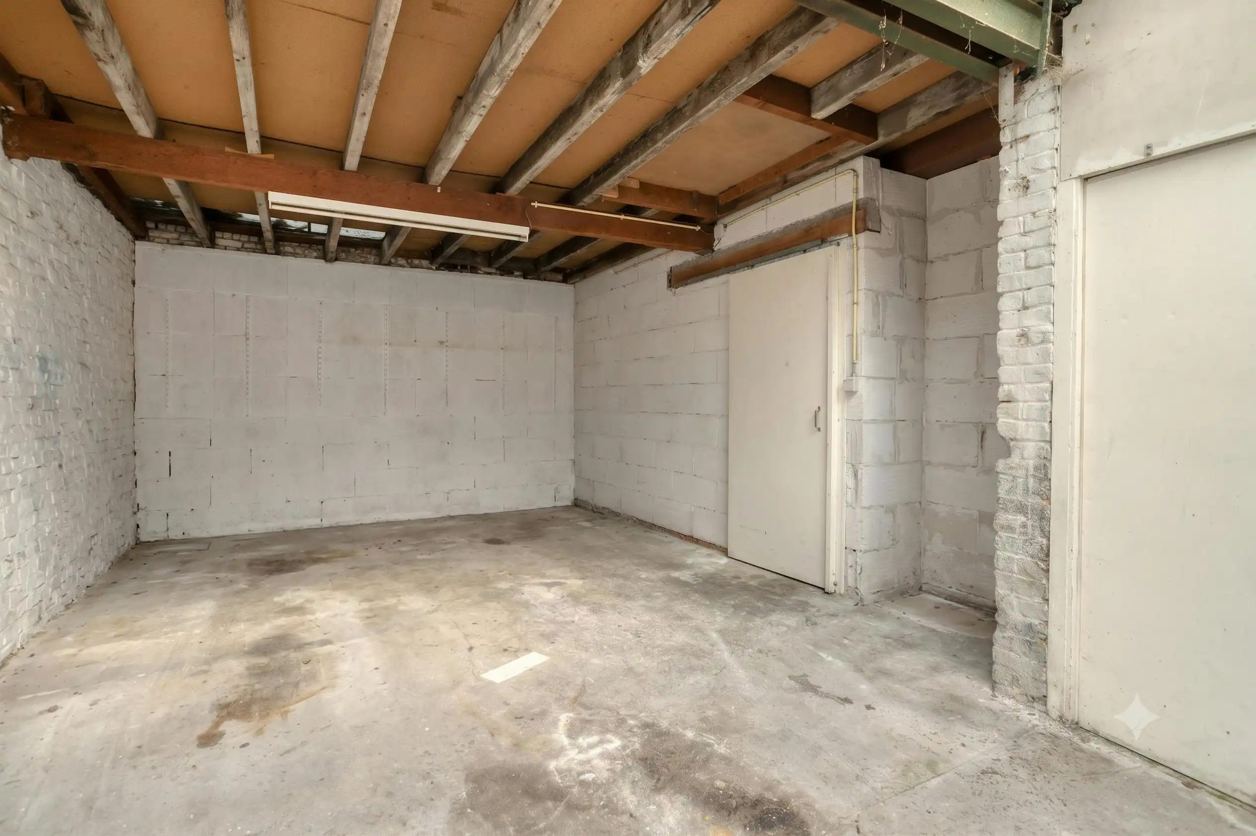 Een ruim huis vol potentieel te koop in Izegem foto 6