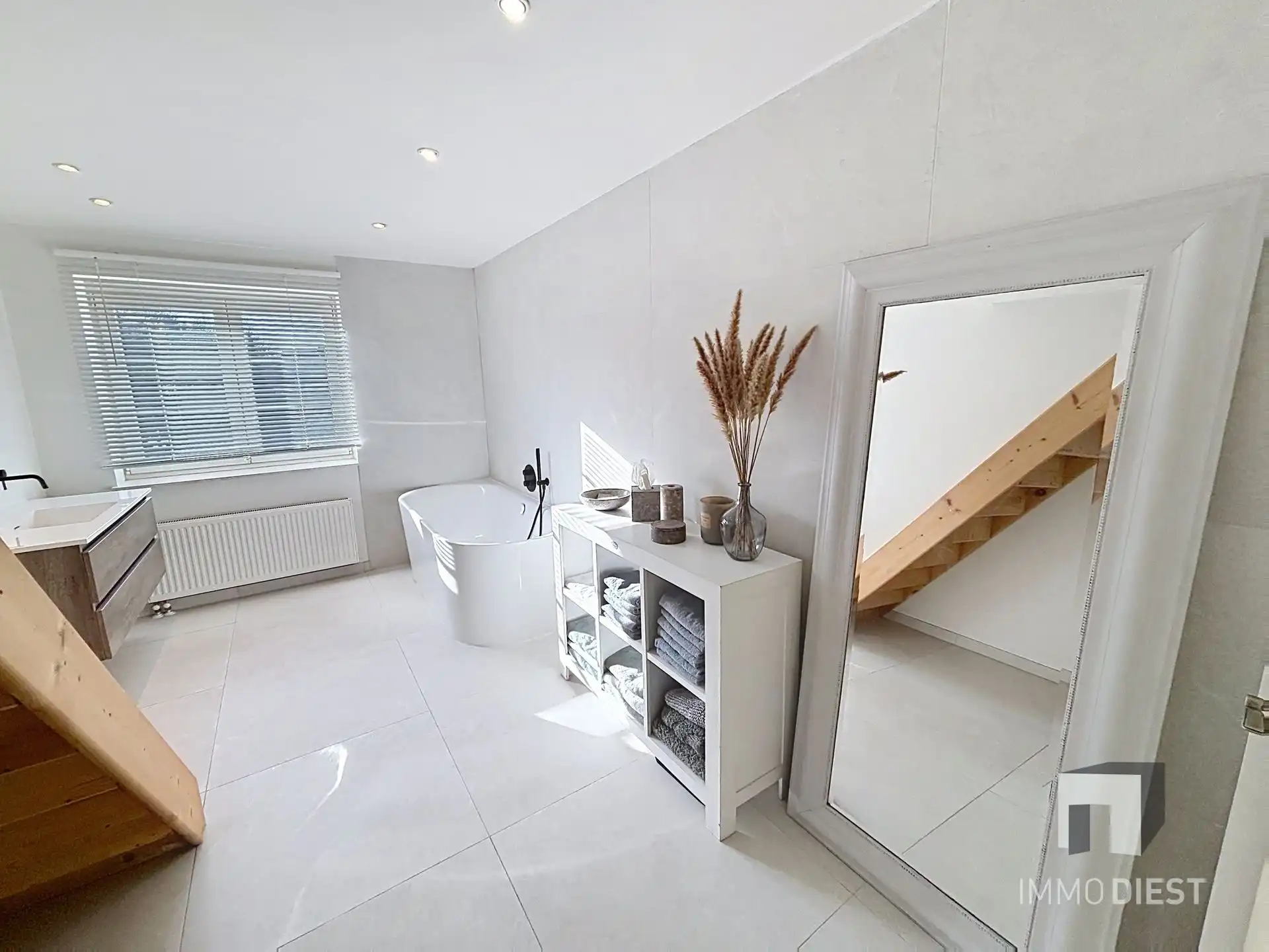 Trendy - volledig gerenoveerde woning met 3 slaapk en 2 badkamers foto 25