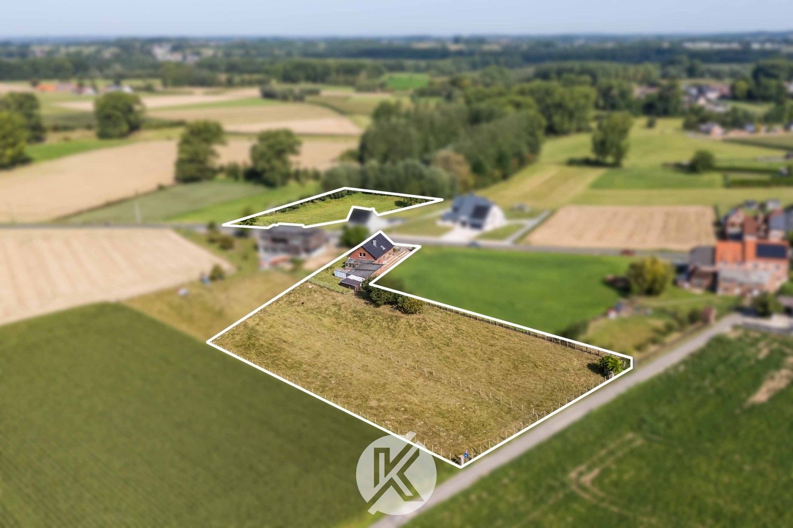 Robuuste woning met omliggende weides foto 3