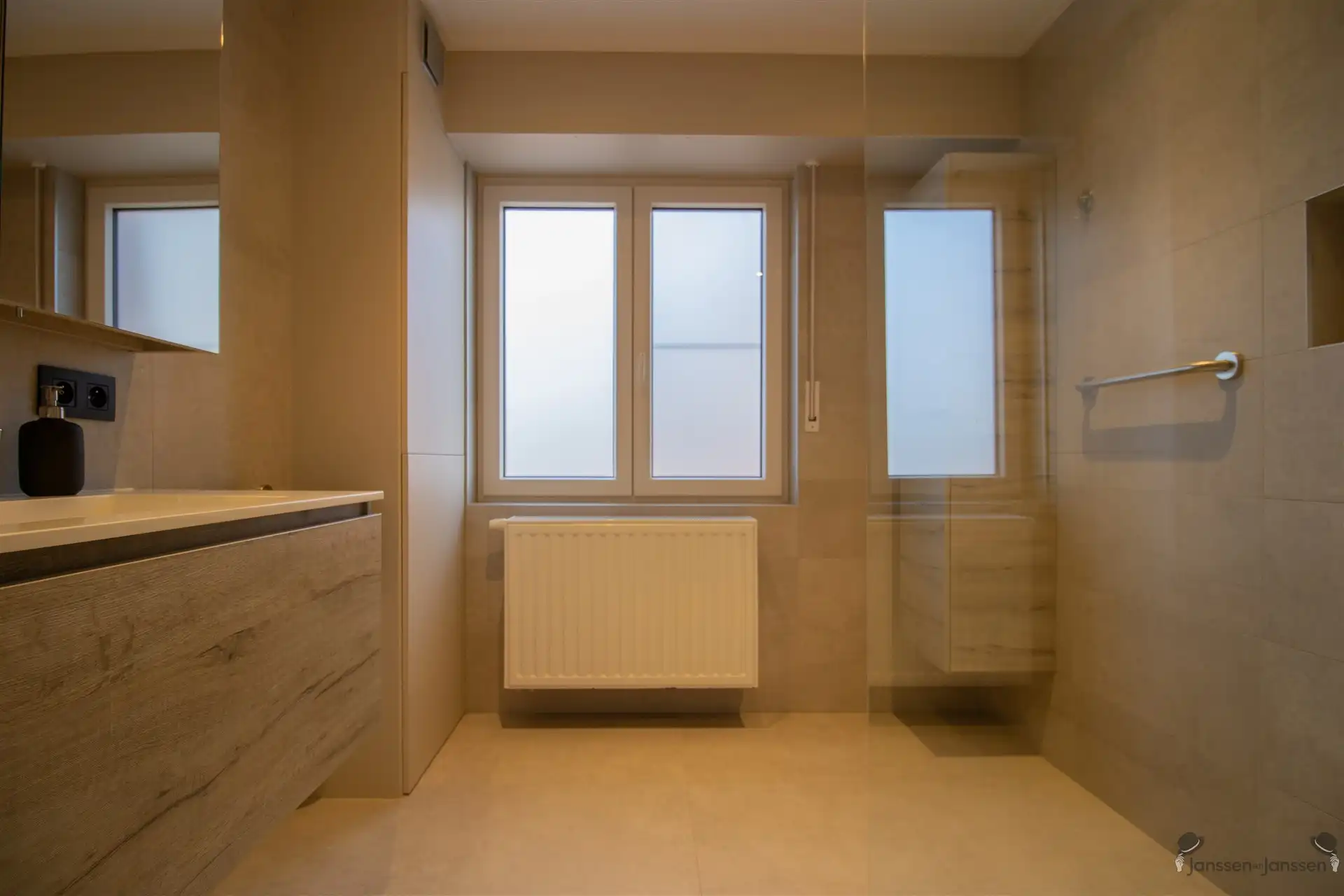 Rustig gelegen gerenoveerde (2022) gelijkvloerse woning met 4 slaapkamers op 970 m². foto 13