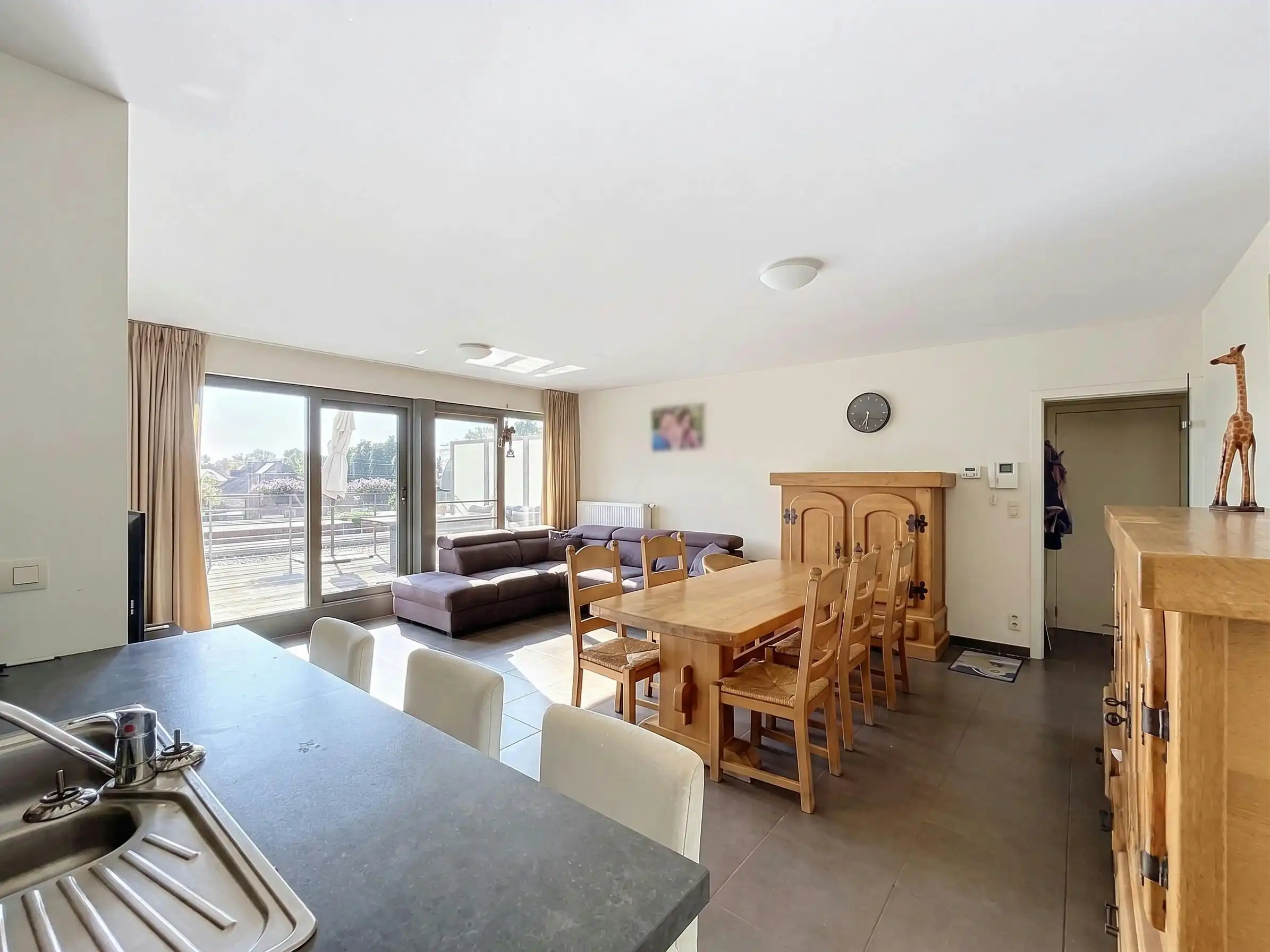 Instapklaar appartement in Ieper met ruim zuidwest gericht terras en garage  foto 4