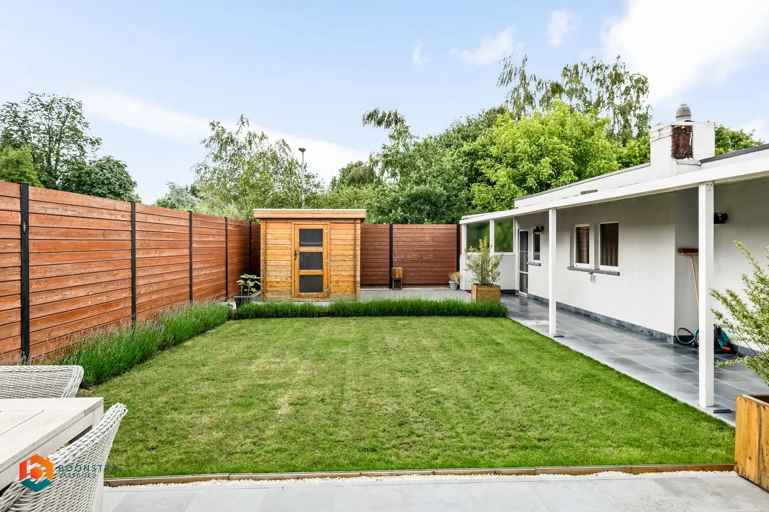Zeer verzorgde laagbouwwoning met 2 slpkrs en leuke tuin foto 2