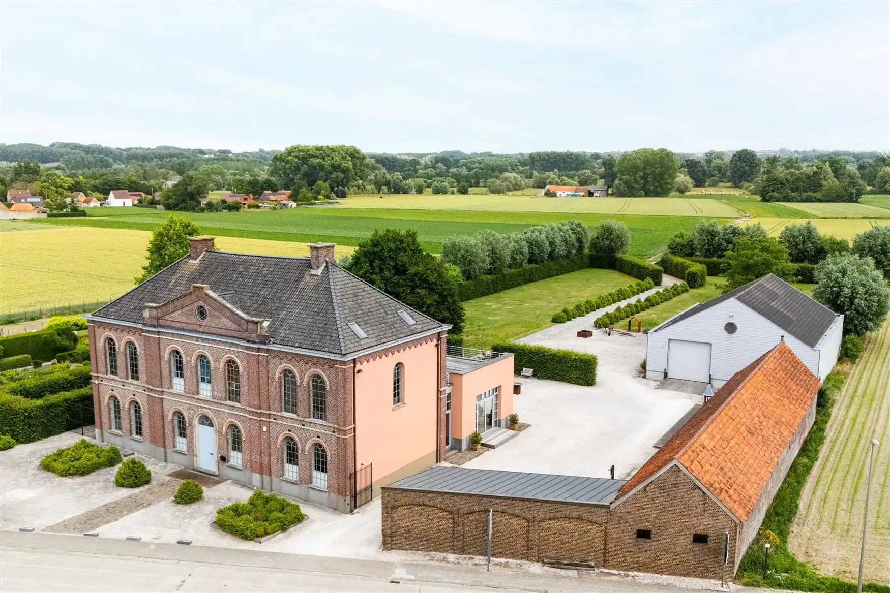 Riante eigendom met ontwikkelingsmogelijkheden foto {{pictureIndex}}