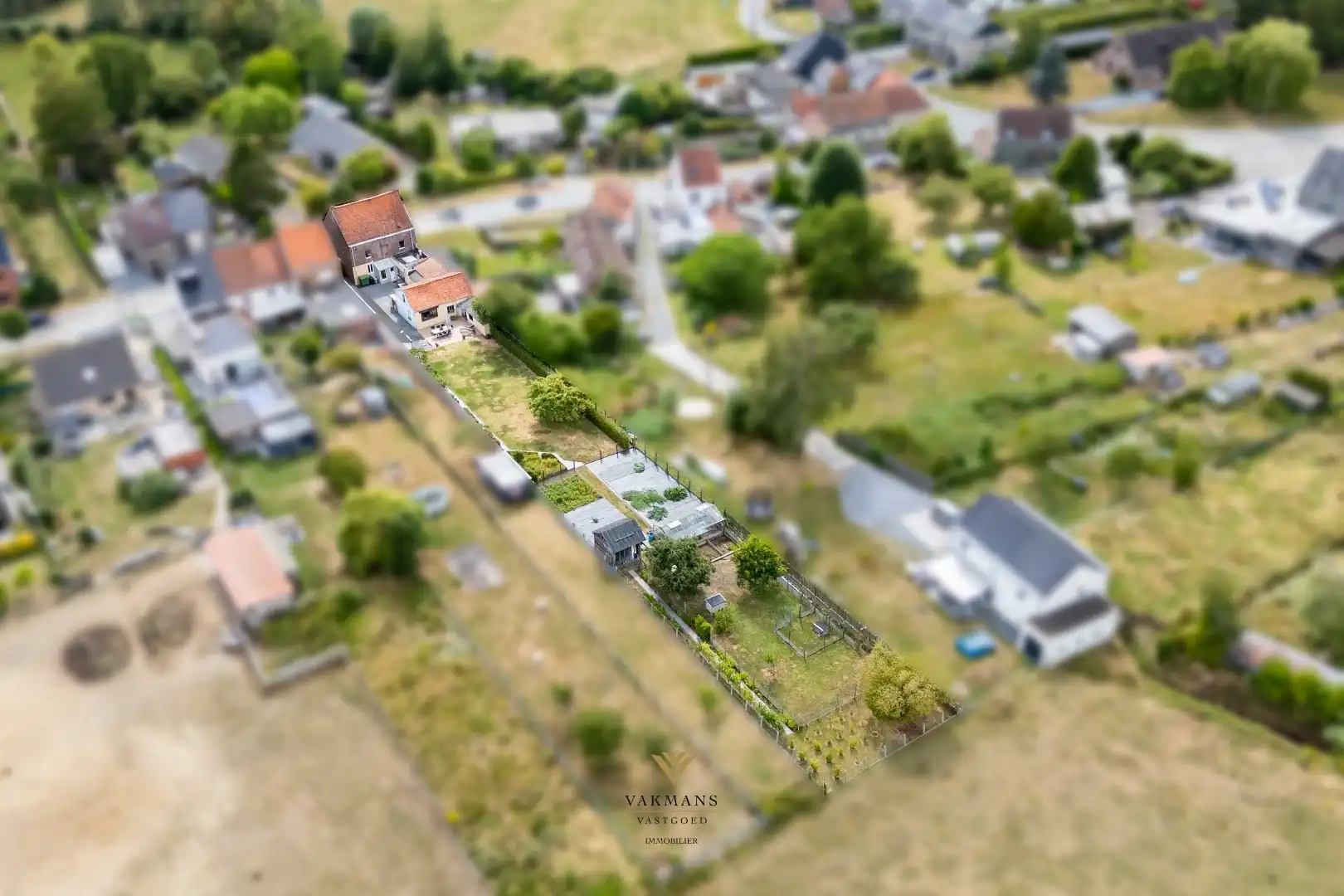 Te renoveren woning op den buiten met veel ruimte en tuin foto 38