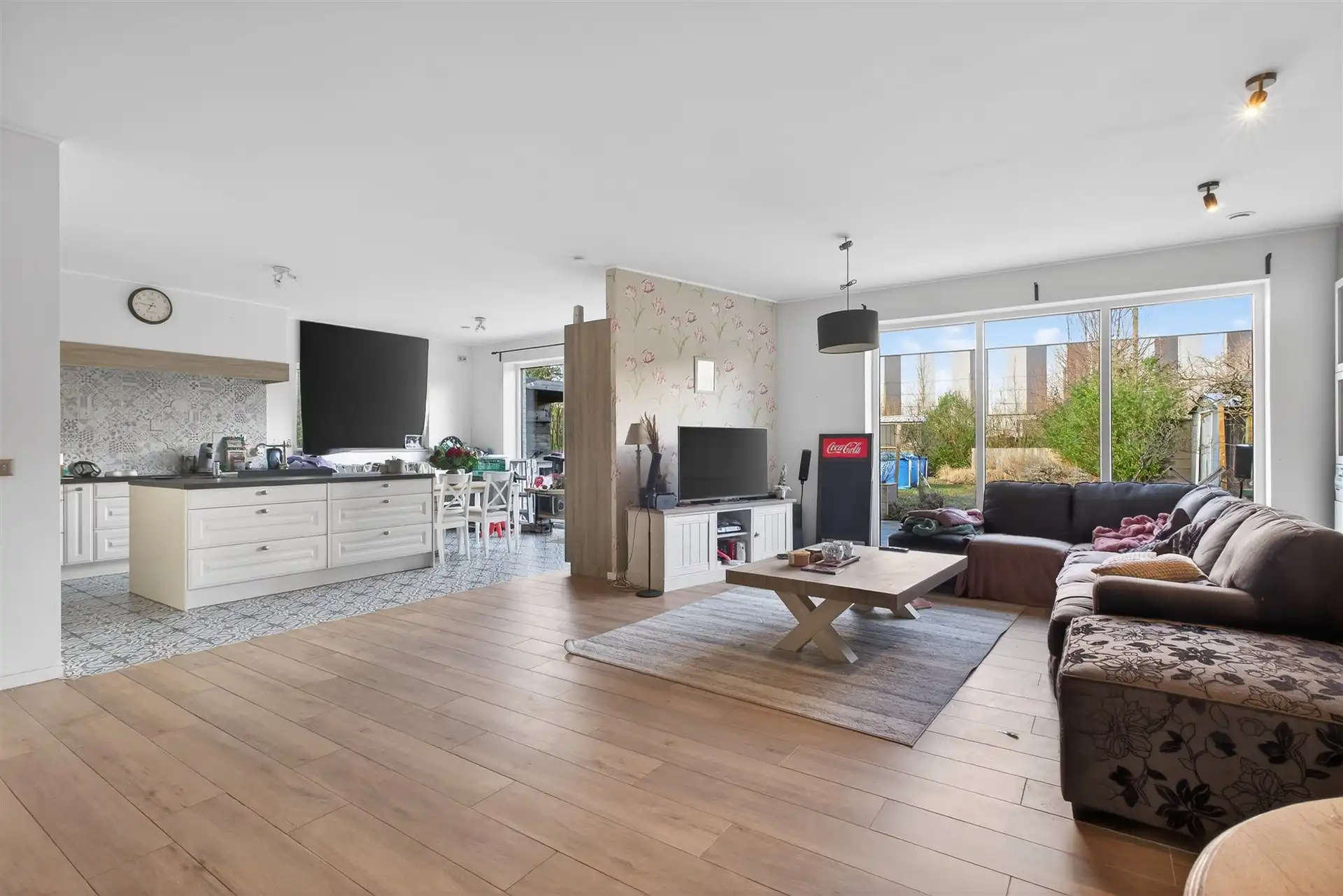 Recente handelszaak met heel ruime woonst op absolute topligging te Overmere. foto 13