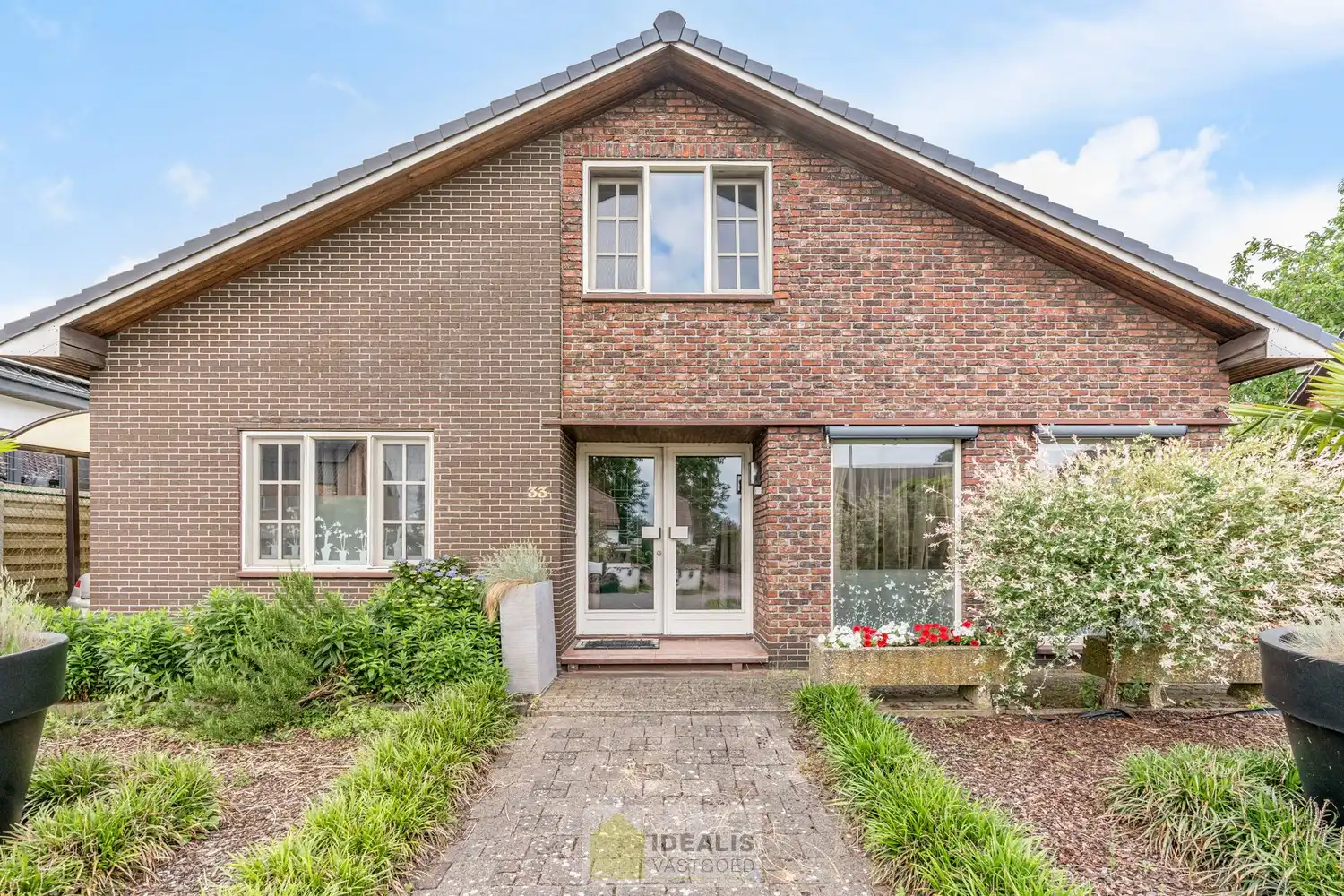 IDEALIS VASTGOED – RUIME, GERENOVEERDE EN INSTAPKLARE WONING MET 3 GELIJKVLOERSE SLAAPKAMERS, LICHTRIJKE LEEFRUIMTE MET OPEN KEUKEN ÉN AFGEWERKTE 2e VERDIEPING MET TOTALE BEWOONBARE OPPERVLAKTE VAN MAAR LIEFST +232M²!! DE WONING IS GELEGEN OP EEN KNAP PERCEEL VAN 7A 92CA IN HET GEGEERDE HERENT (PELT). Deze unieke woning omvat een ruime +-232m² netto bewoonbare oppervlakte met een gezellige woonkamer met aansluitend ruime keuken voorzien van alle comfort met aparte achterinkom/veranda, 3 slaapkamers, uitgeruste badkamer voorzien van douche en ligbad én een volledig afgewerkte 2e verdieping die fungeert als woongedeelte met eigen woonkamer, slaapkamer(s) en badkamer. De woning biedt verder een extra ruime garage, pergola, … Een unieke kans voor kandidaten op zoek naar een instapklare woning voorzien van alle luxe, ruimte en vlakbij tal van faciliteiten. foto 2