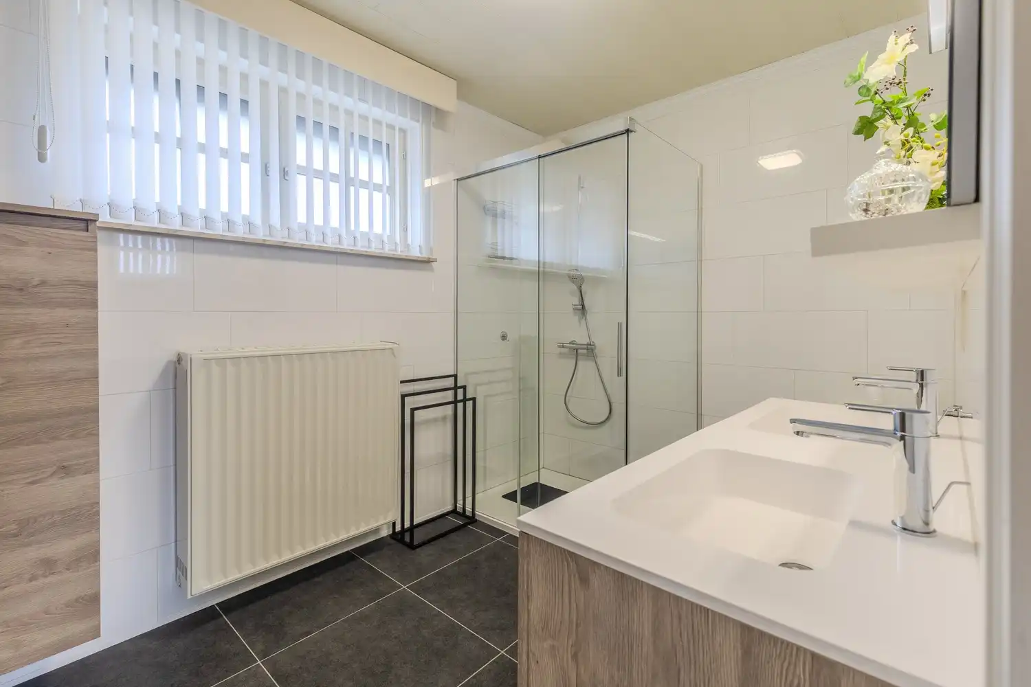 Instapklare woning met drie slaapkamers, ruime tuin en twee garageboxen in hartje Rekem! foto 37