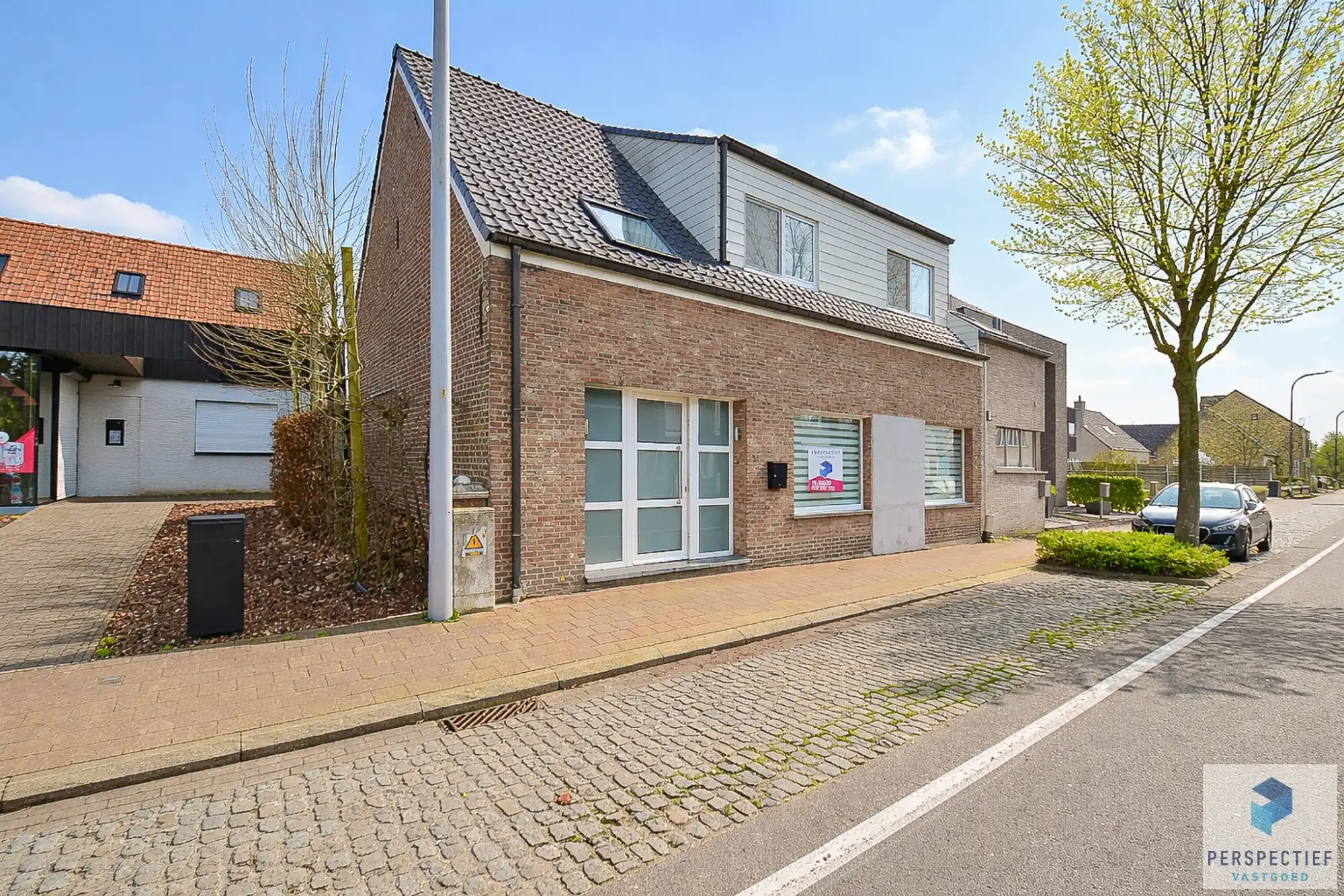 Rustig gelegen ruime halfopen woning met uitweg & bijgebouw/garage foto {{pictureIndex}}