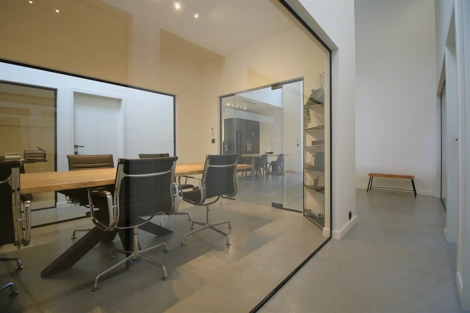 Ingerichte KMO-unit met burelen en magazijnen foto 12