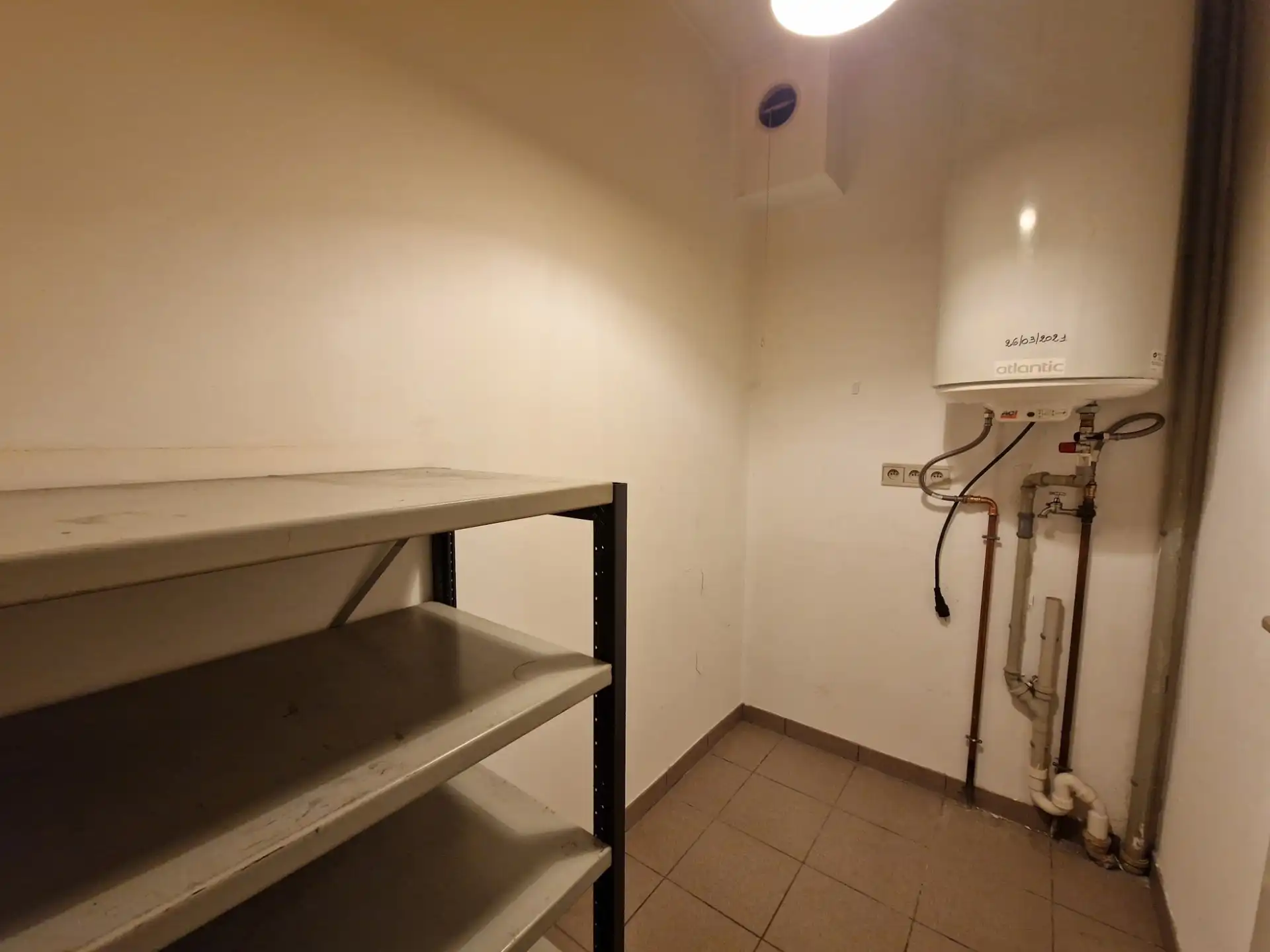 Instapklaar appartement met 2 slaapkamers, tuin & parking foto 6