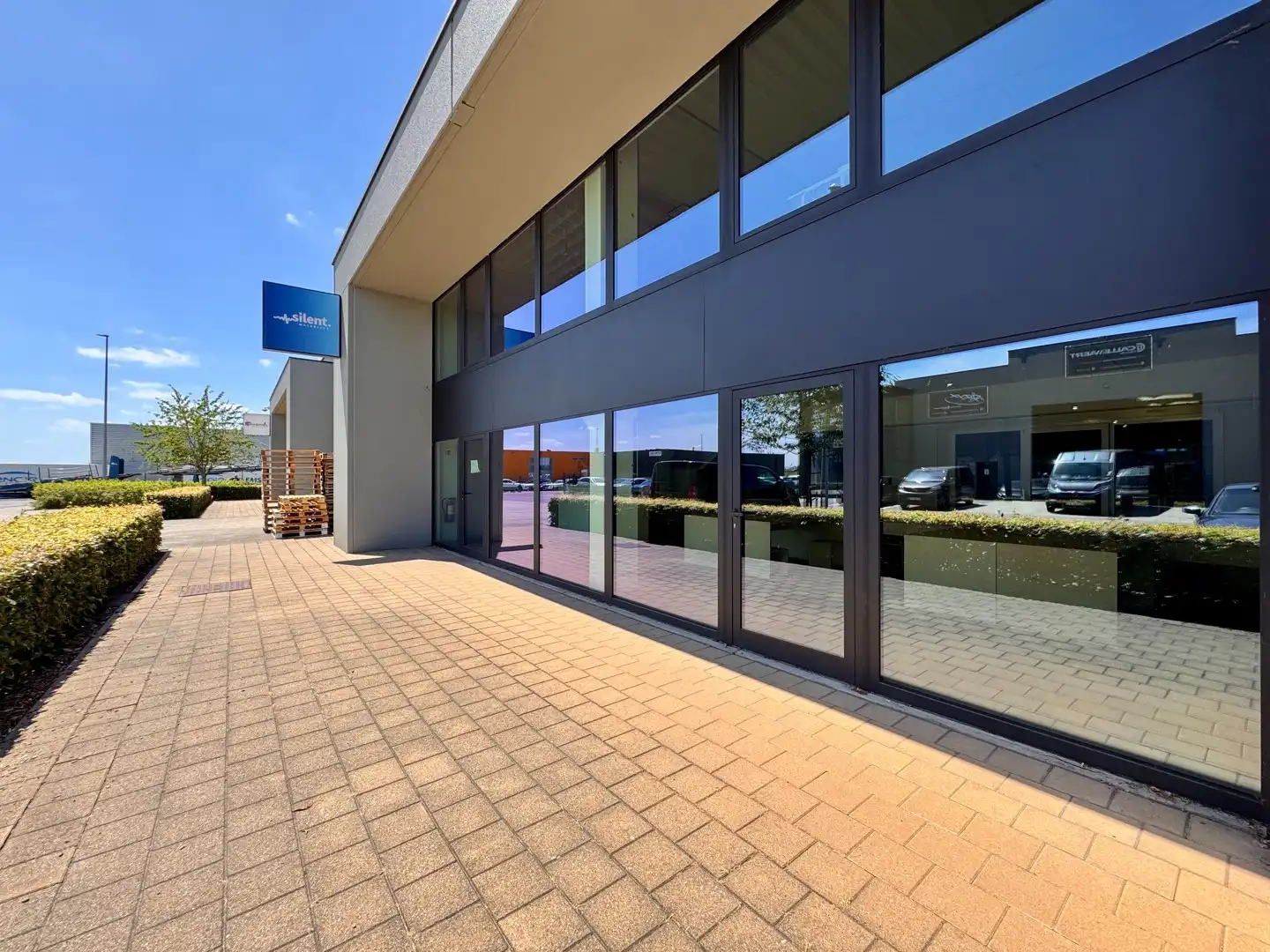 Magazijnruimte met kantoor te huur op 3 min. van de E403 foto 3