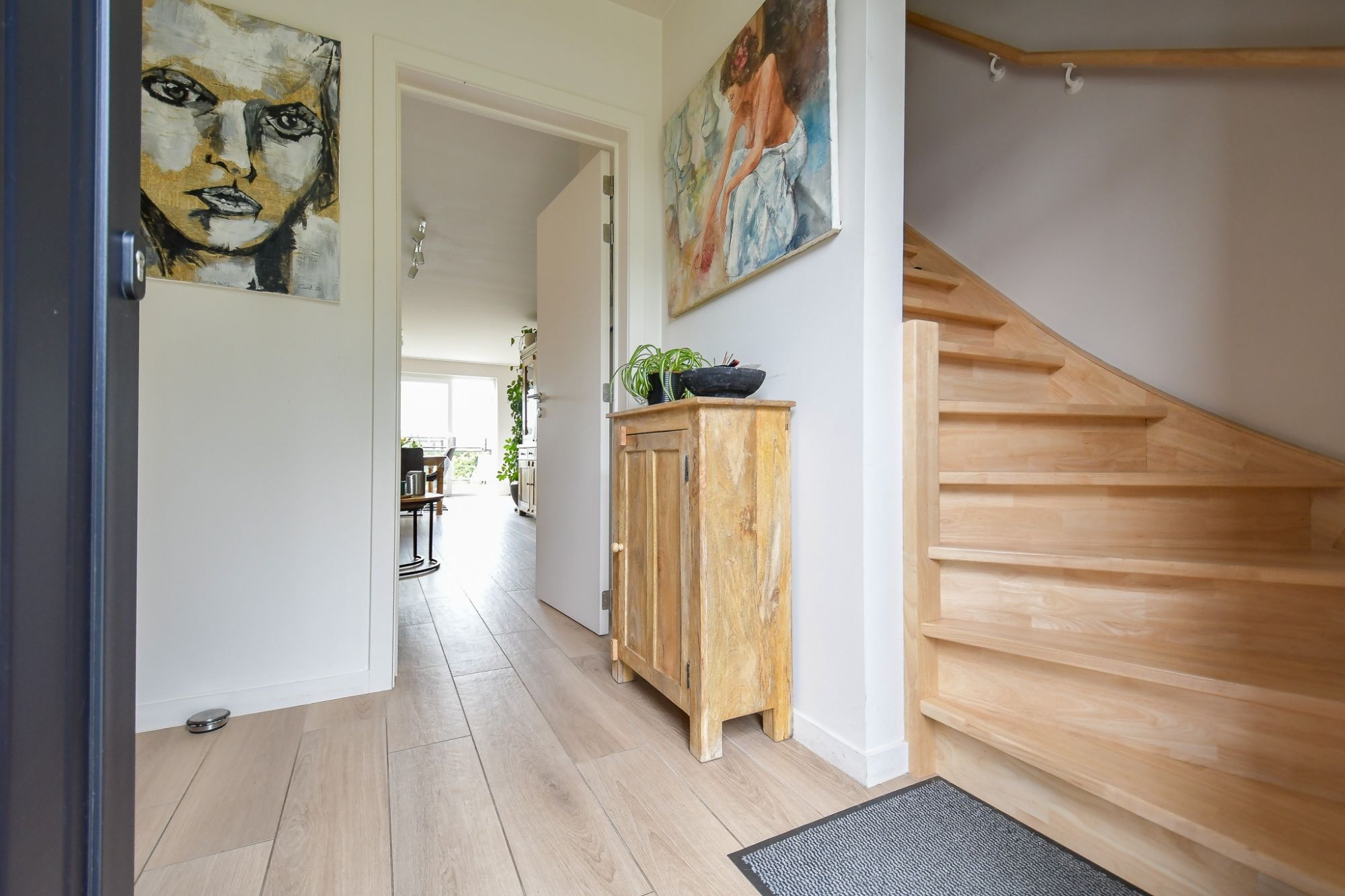 RUSTIG GELEGEN, RUIME woning met zongerichte tuin en garage foto 2