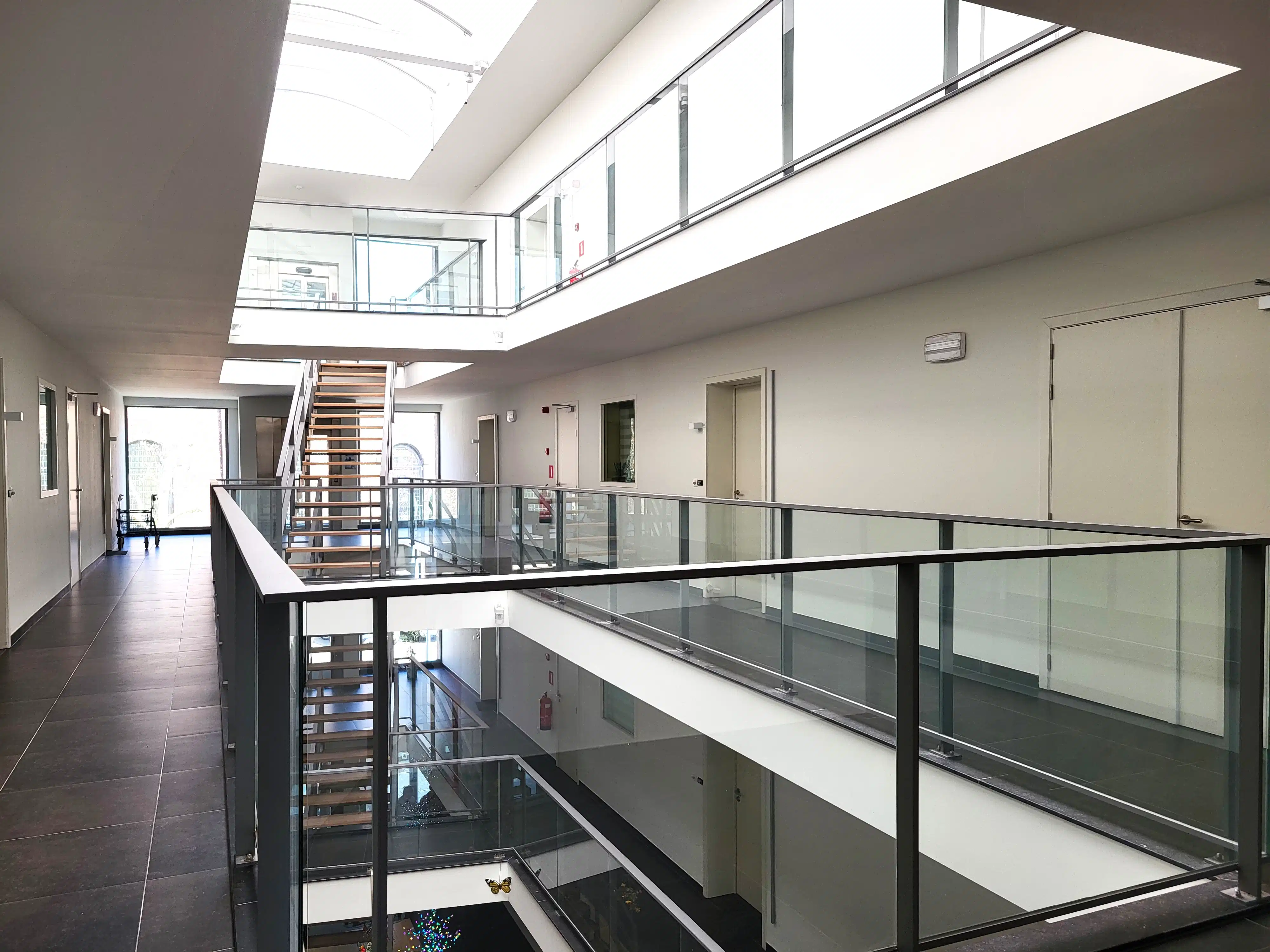 Instapklaar en energiezuinig appartement (66 m²) met zuidgerichte terrassen, ideaal gelegen in een rustige dorpsomgeving op wandelafstand van winkels, openbaar vervoer en scholen.  foto 24